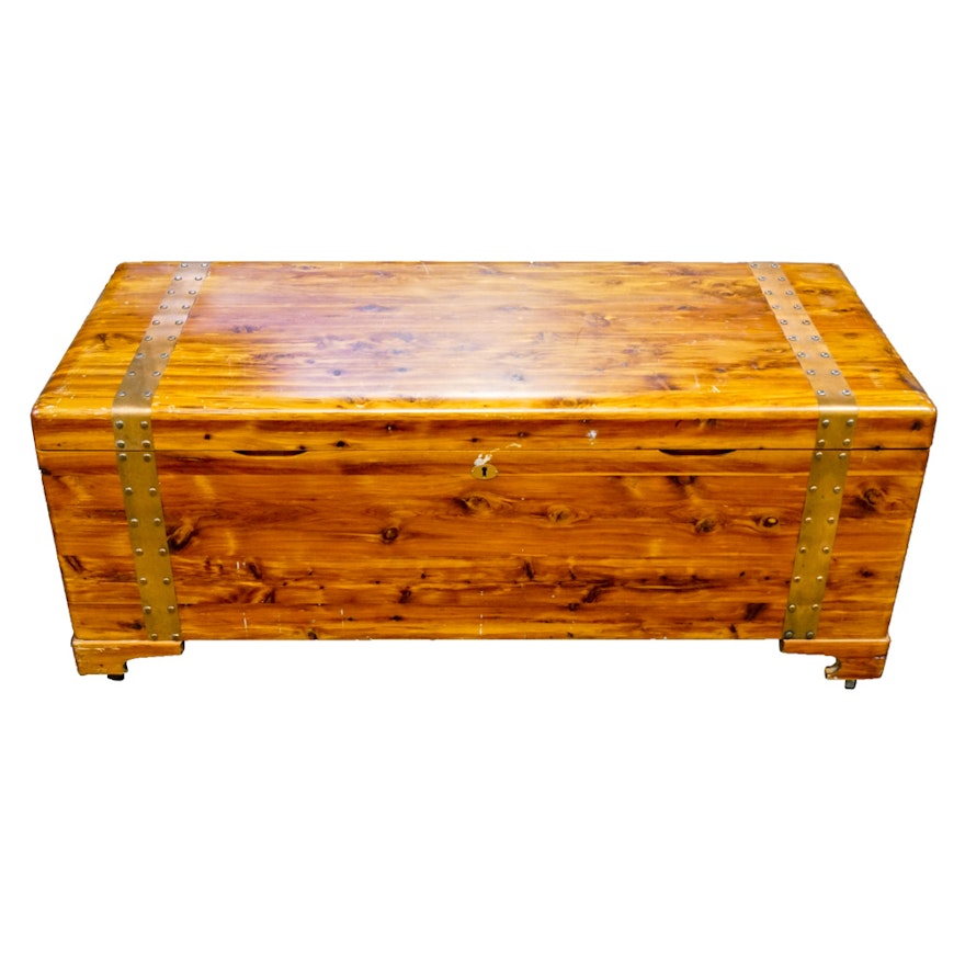 Vintage Cedar Chest by Roos EBTH