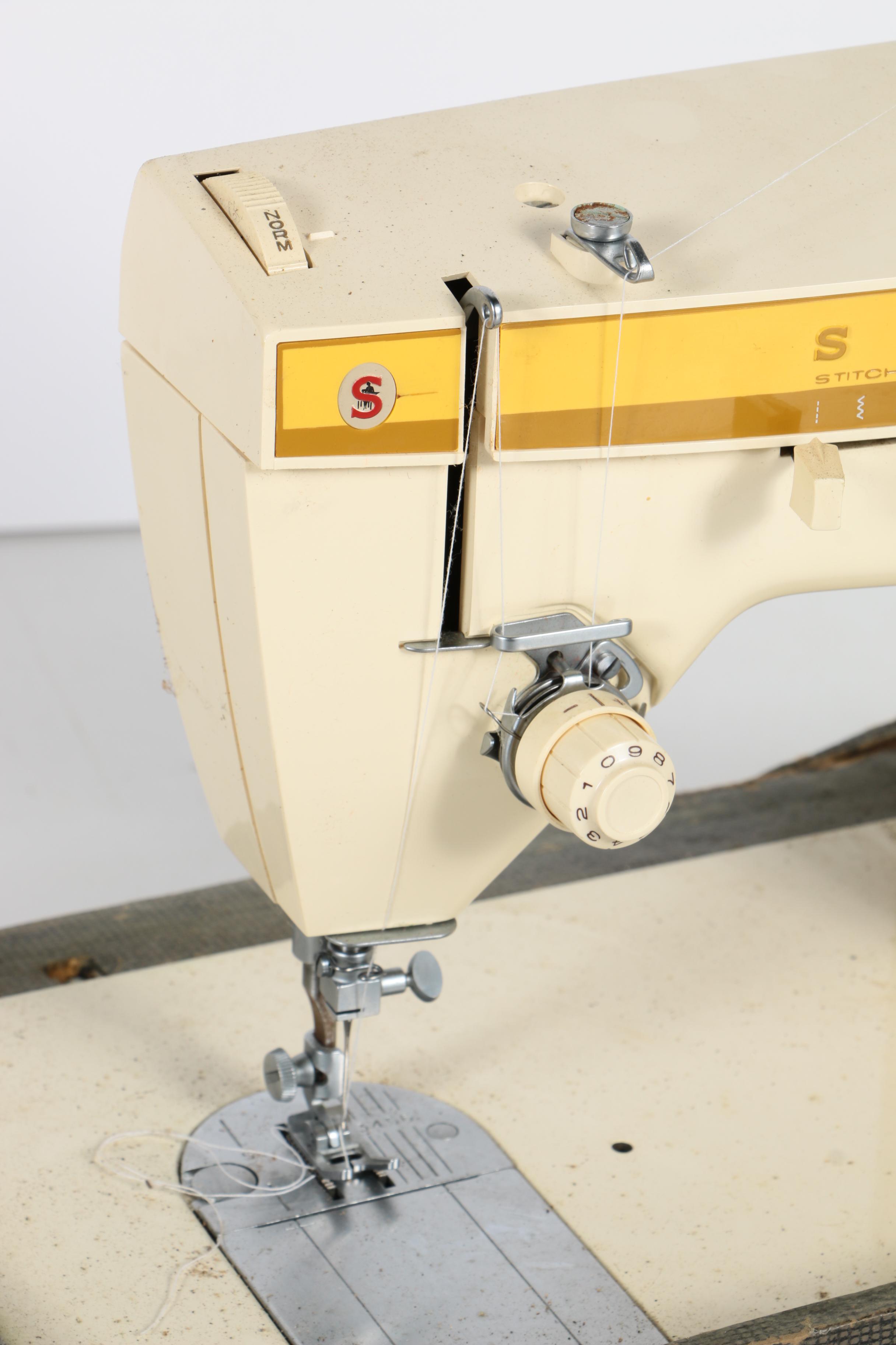 Vintage Singer "Fashion Mate" Sewing Machine