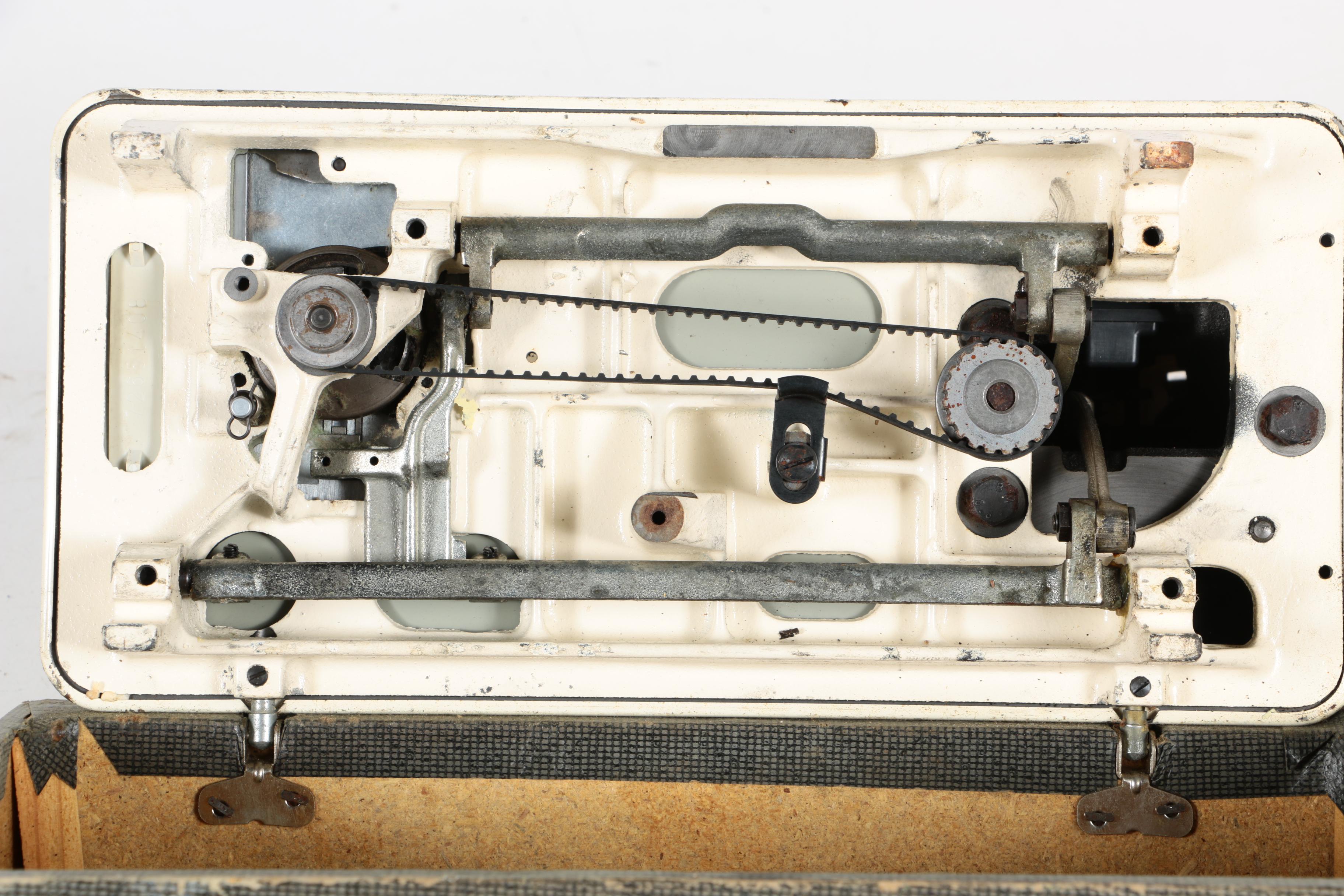 Vintage Singer "Fashion Mate" Sewing Machine