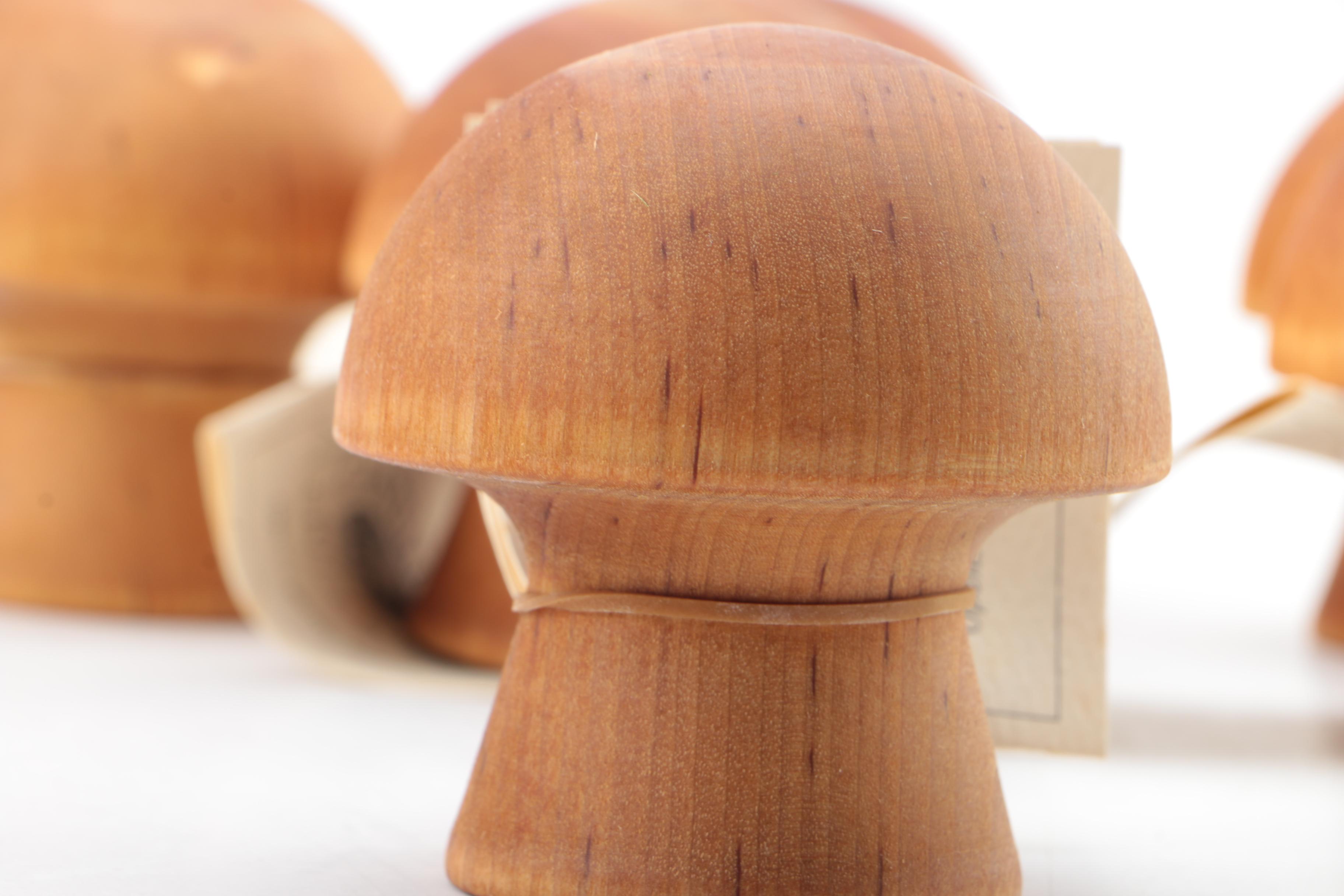 Canterbury's Crack & Peel Tableware