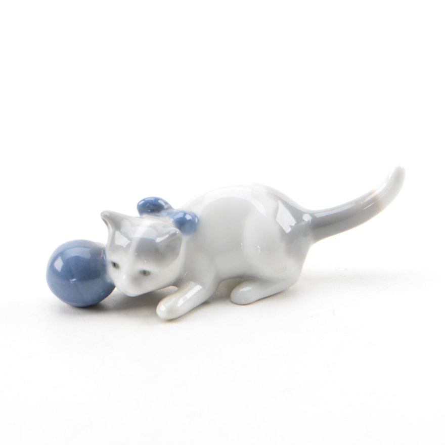 Metzler and Ortloff Ilmenau Porcelain Cat with Blue Ball of Yarn Figurine