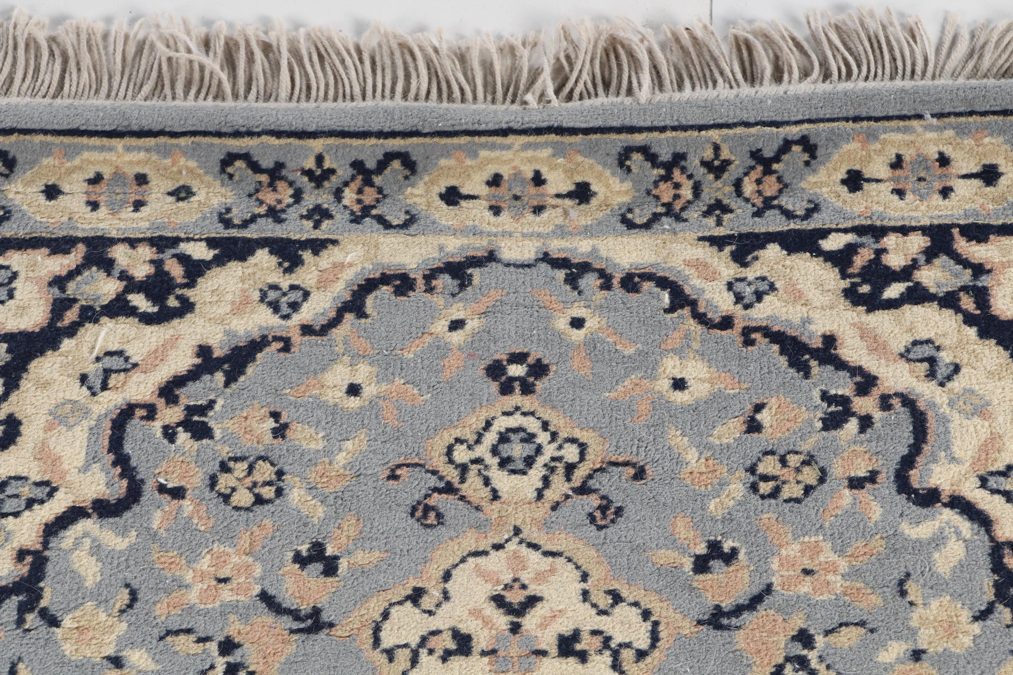 Machine Made Persian Style Accent Rug