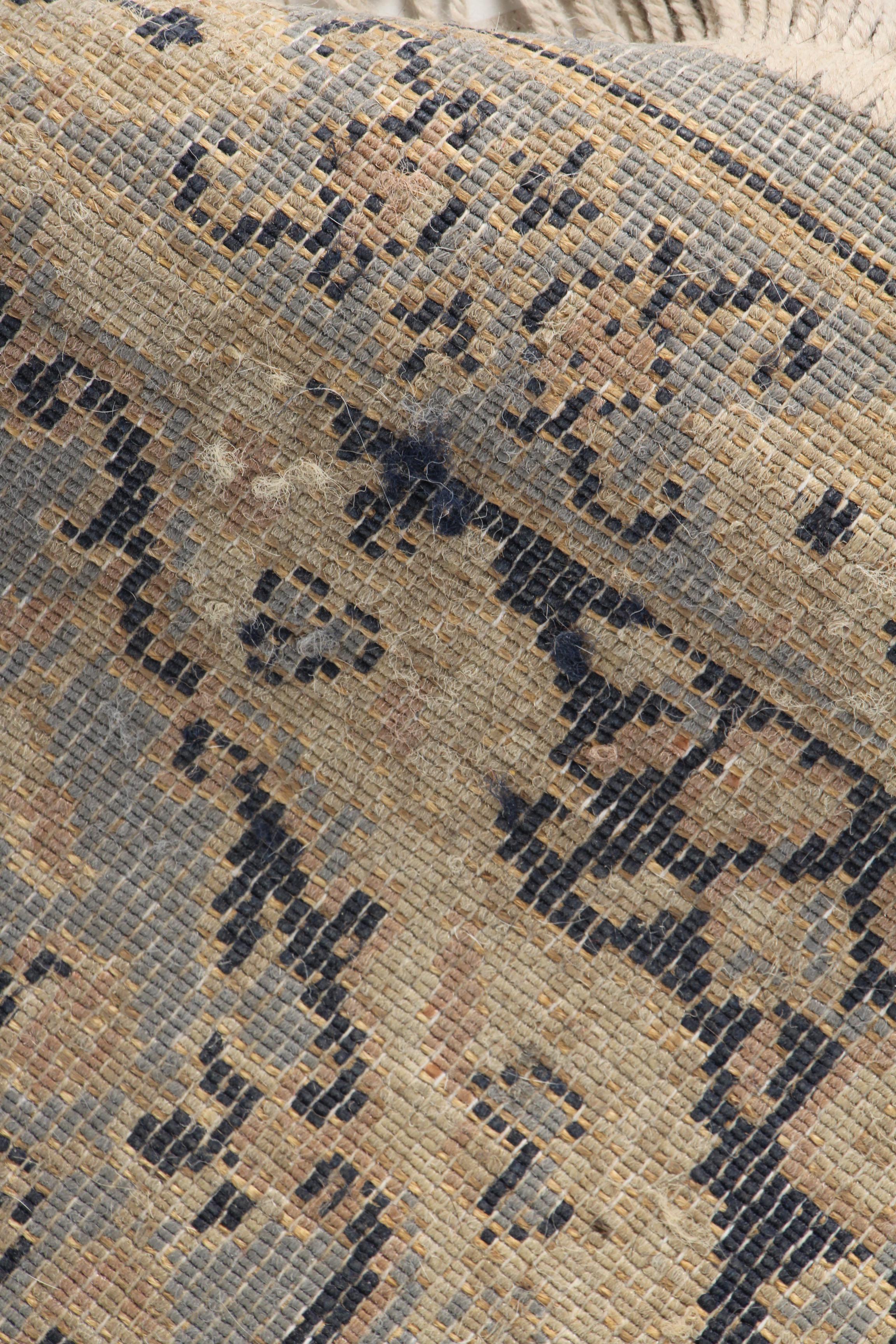 Machine Made Persian Style Accent Rug