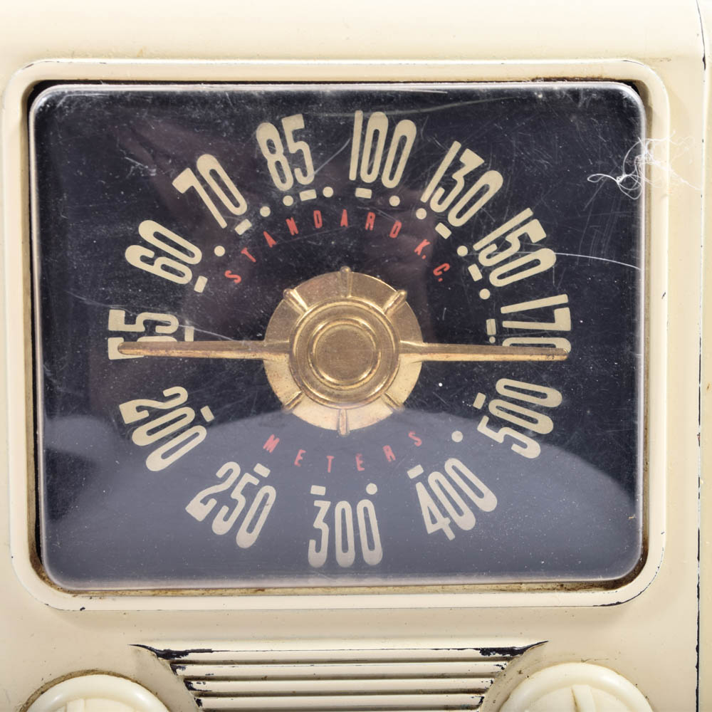 Vintage 1940s Air King "Prince" Radio with Bakelite Housing