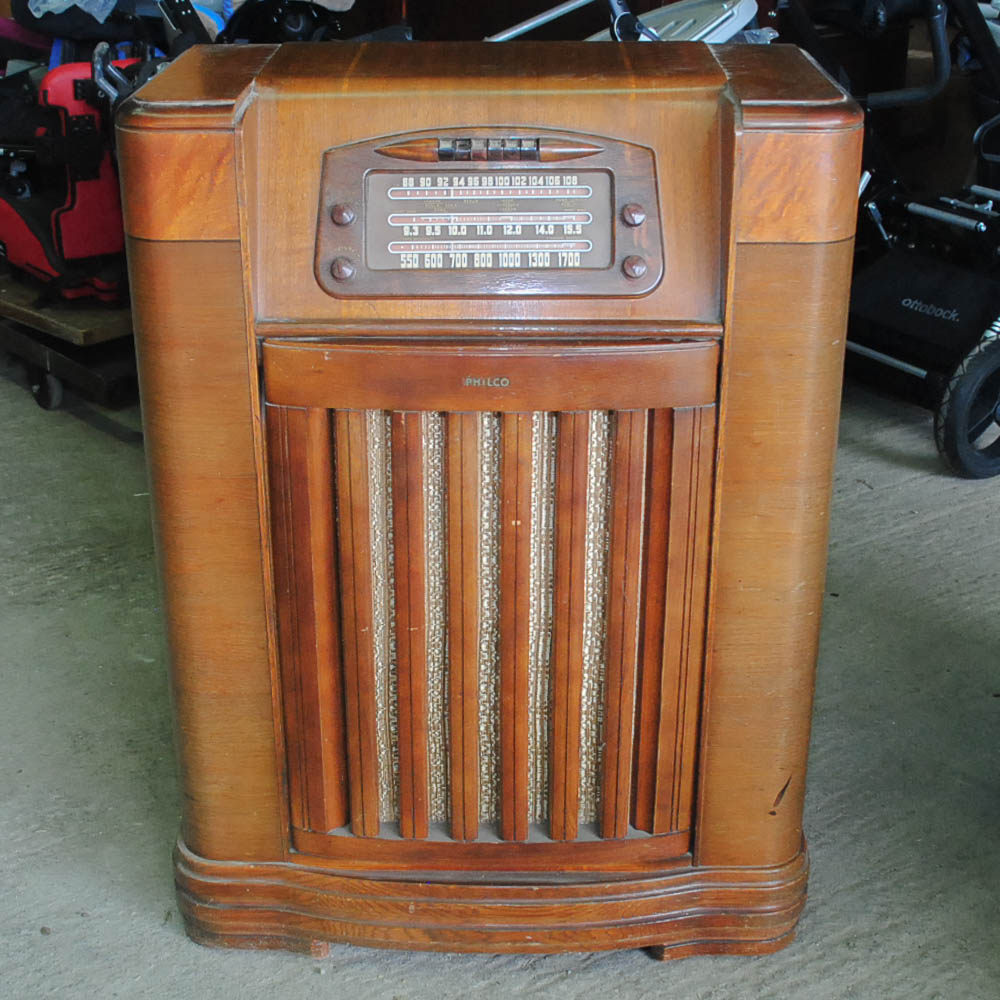 Vintage Philco Model 47-1230 Radio and Phonograph Console