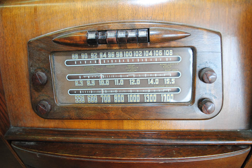 Vintage Philco Model 47-1230 Radio and Phonograph Console