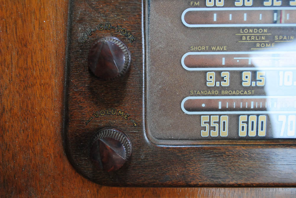 Vintage Philco Model 47-1230 Radio and Phonograph Console