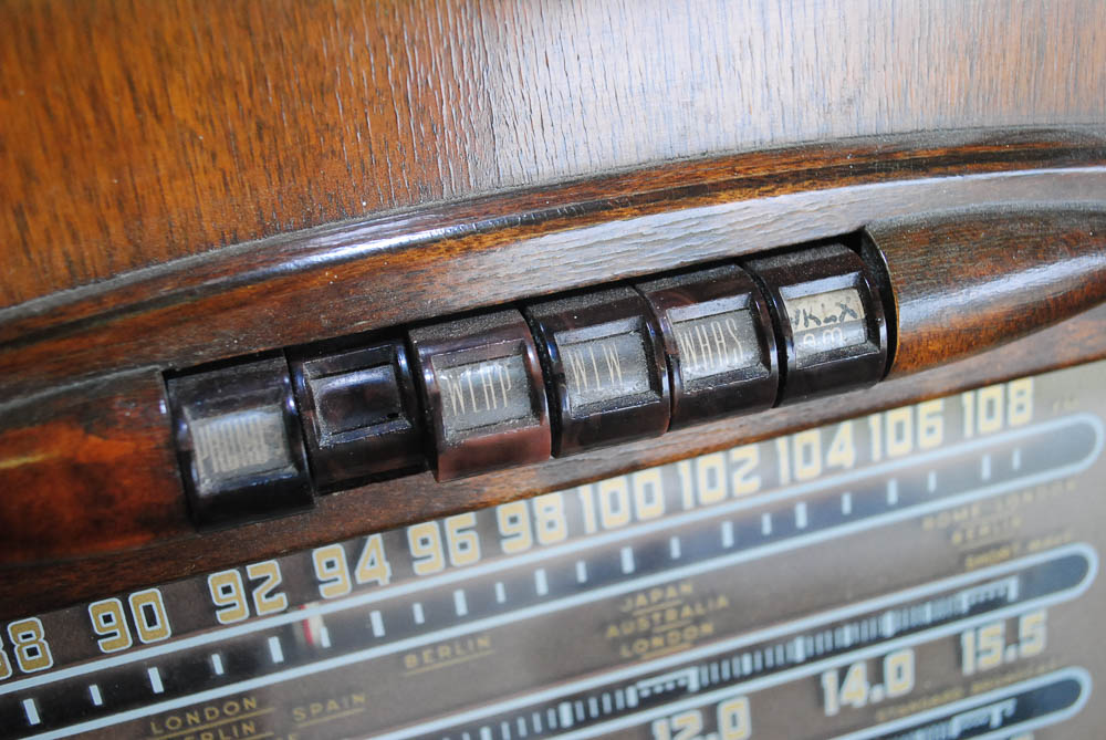 Vintage Philco Model 47-1230 Radio and Phonograph Console