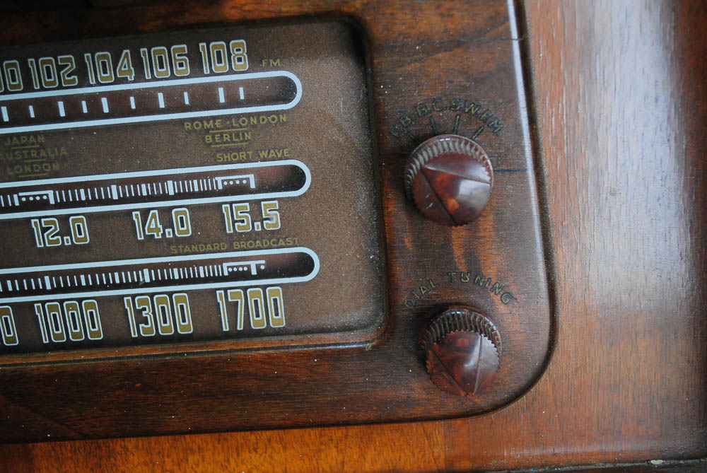 Vintage Philco Model 47-1230 Radio and Phonograph Console