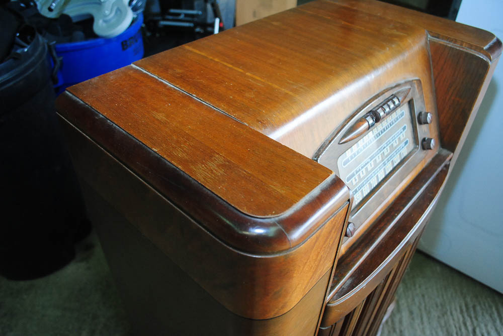 Vintage Philco Model 47-1230 Radio and Phonograph Console