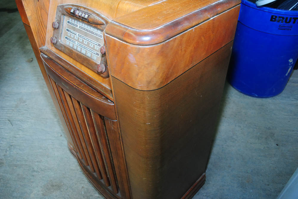 Vintage Philco Model 47-1230 Radio and Phonograph Console