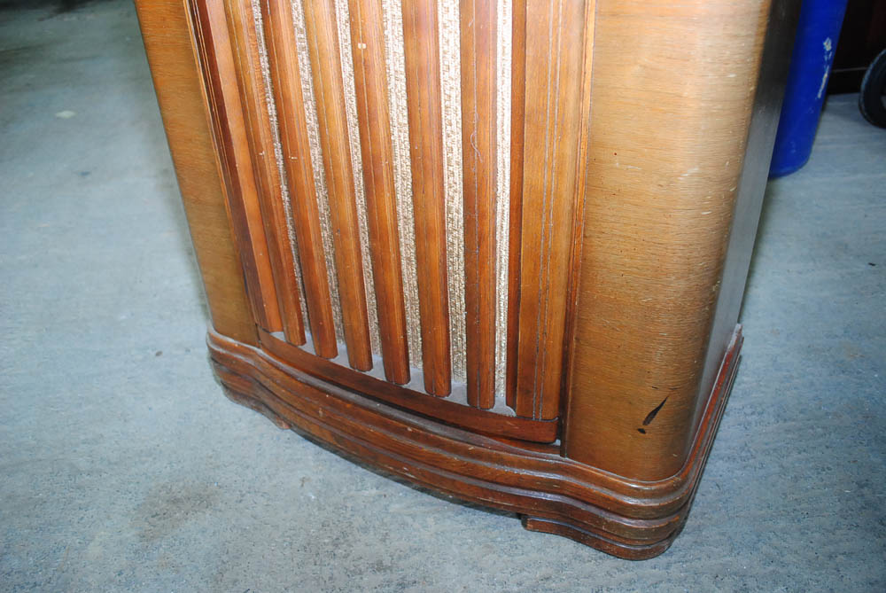 Vintage Philco Model 47-1230 Radio and Phonograph Console