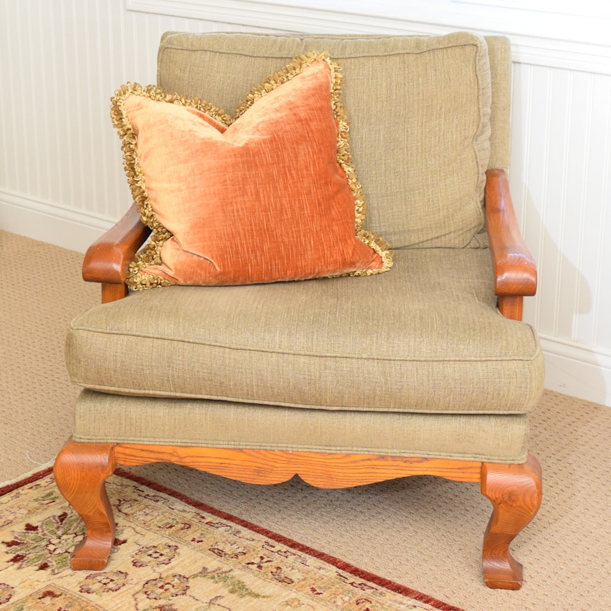 Traditional Style Lounge Chair
