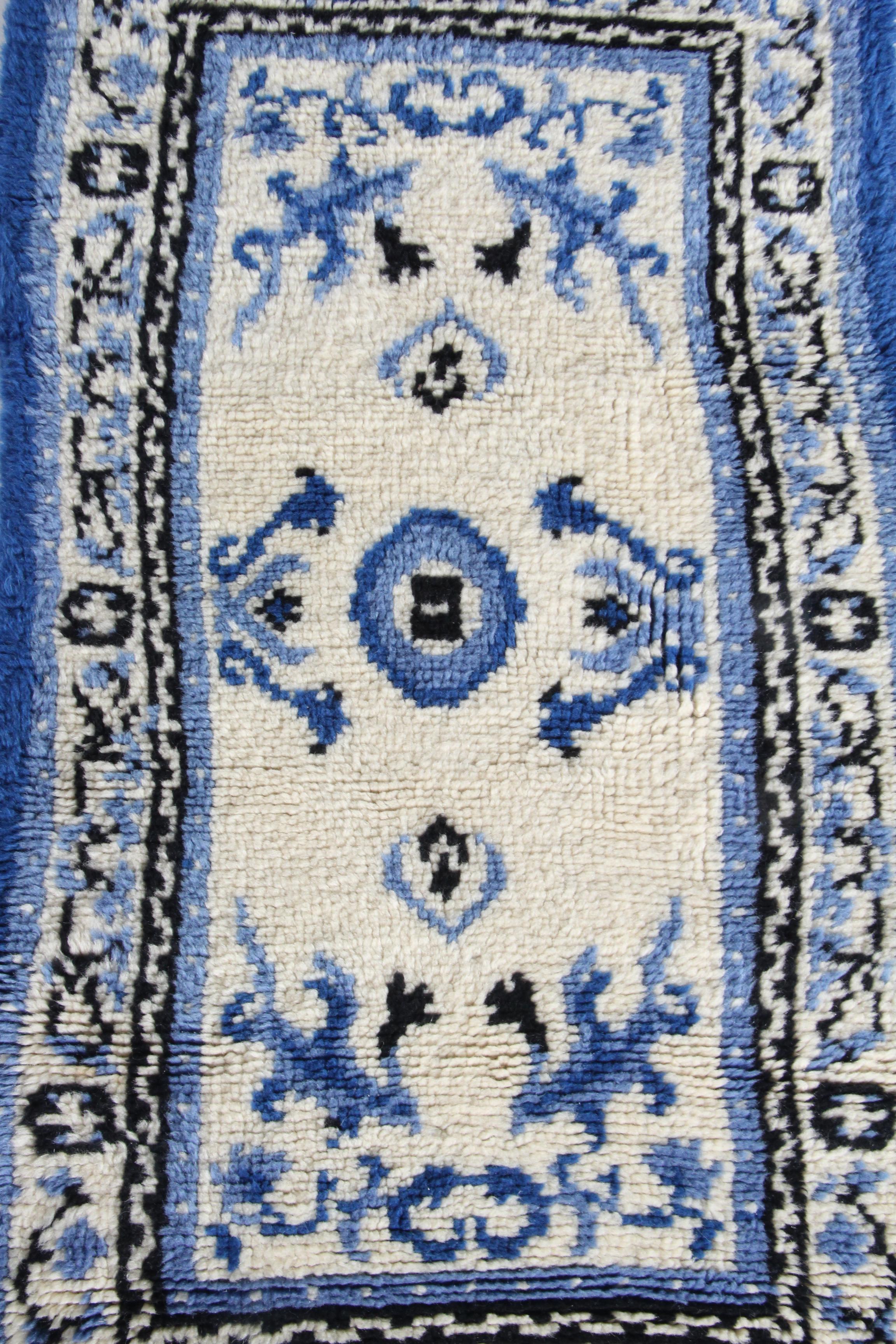 Contemporary Hand-Hooked Chinese-Style Accent Rug