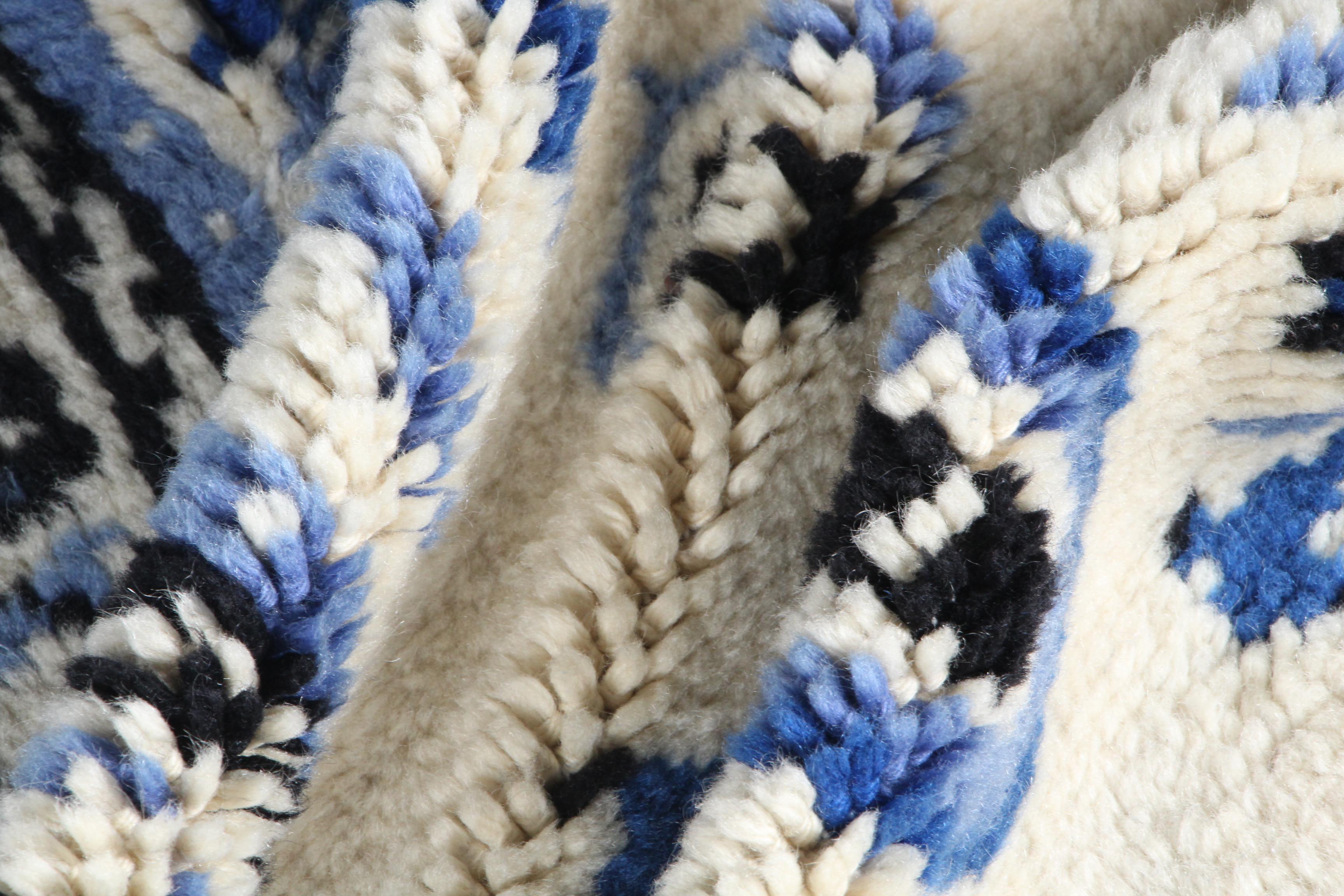 Contemporary Hand-Hooked Chinese-Style Accent Rug