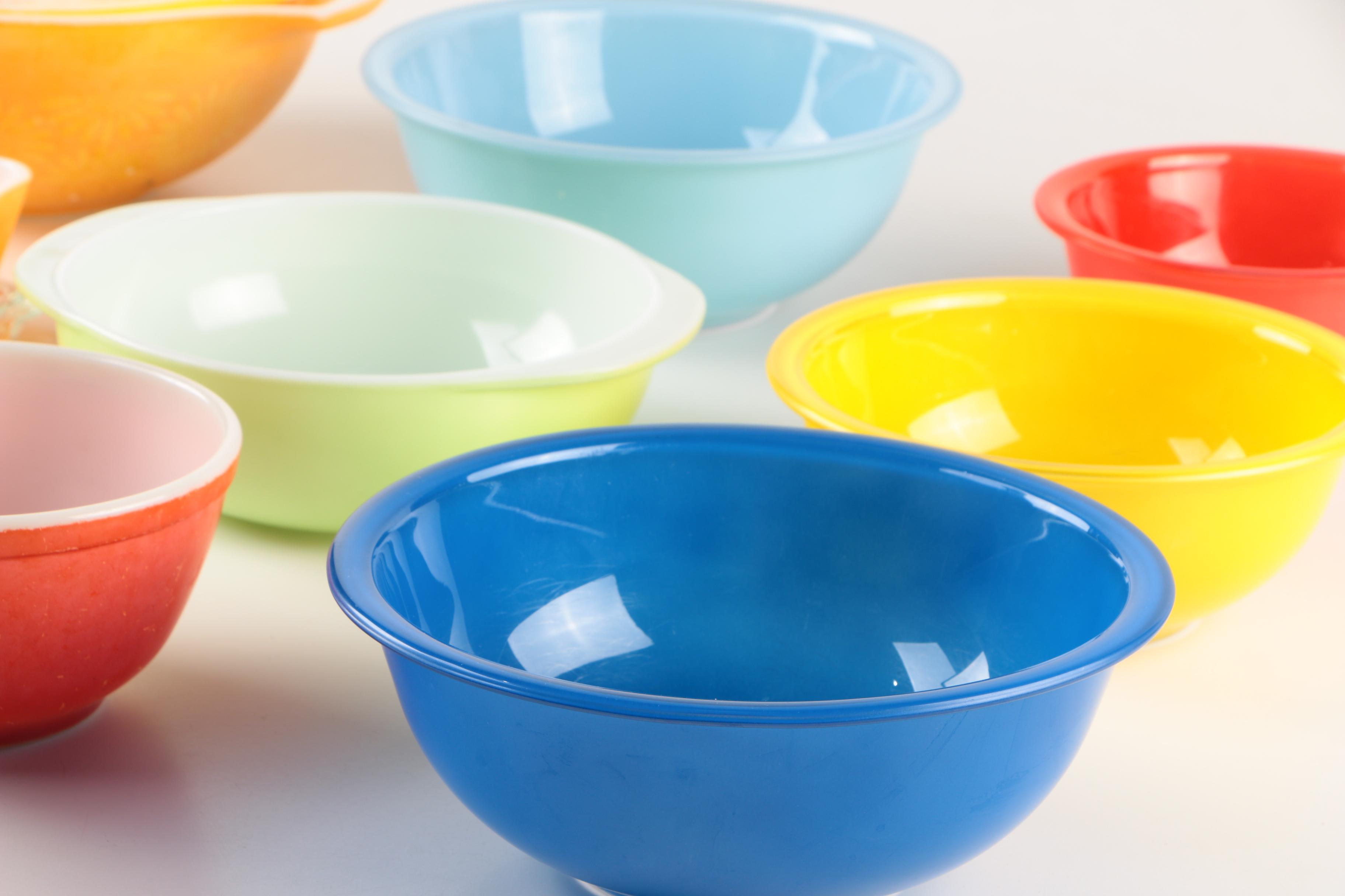 Pyrex "Daisy" Nesting Bowls and Other Serving Bowls and Pan