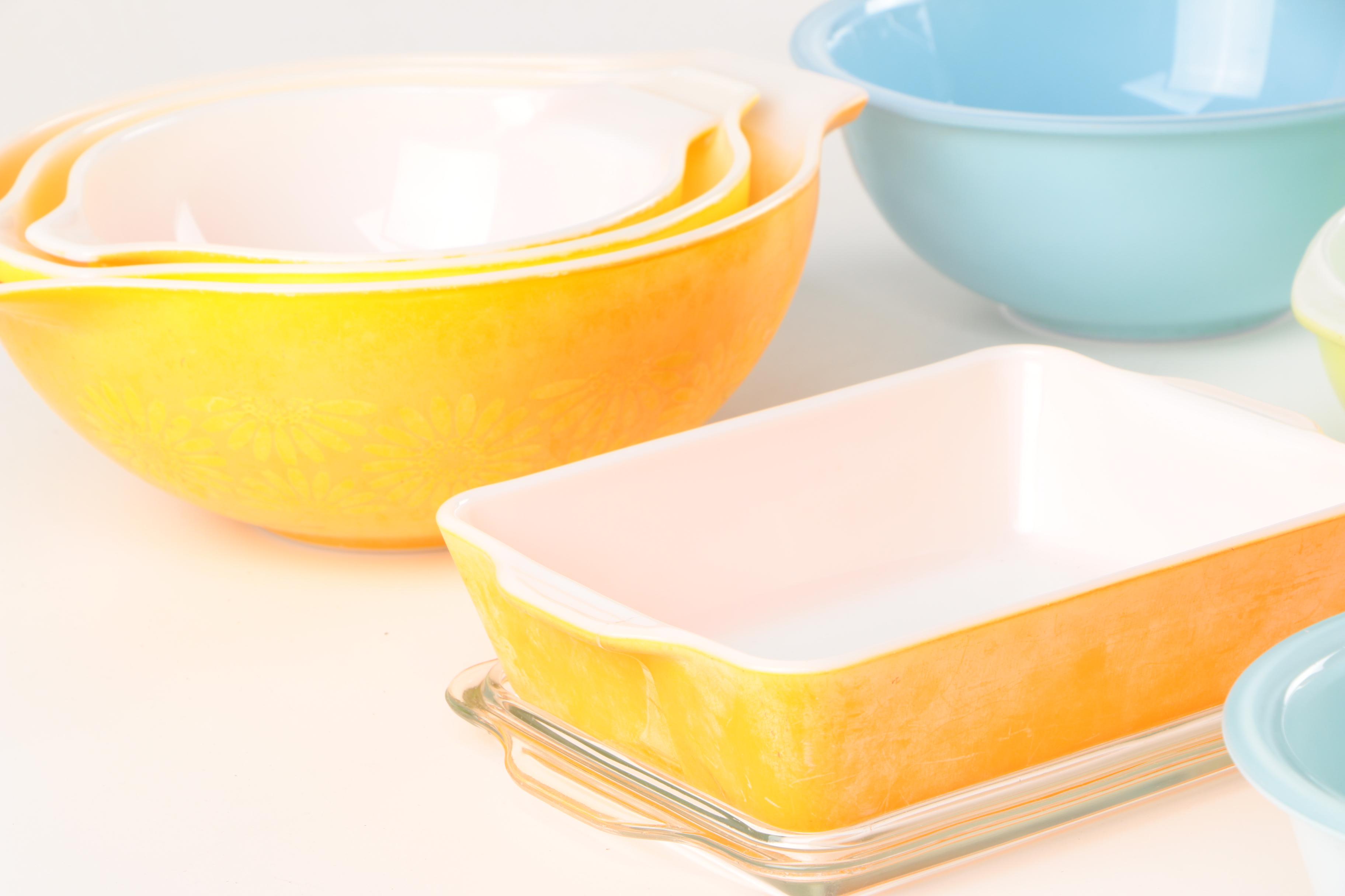 Pyrex "Daisy" Nesting Bowls and Other Serving Bowls and Pan