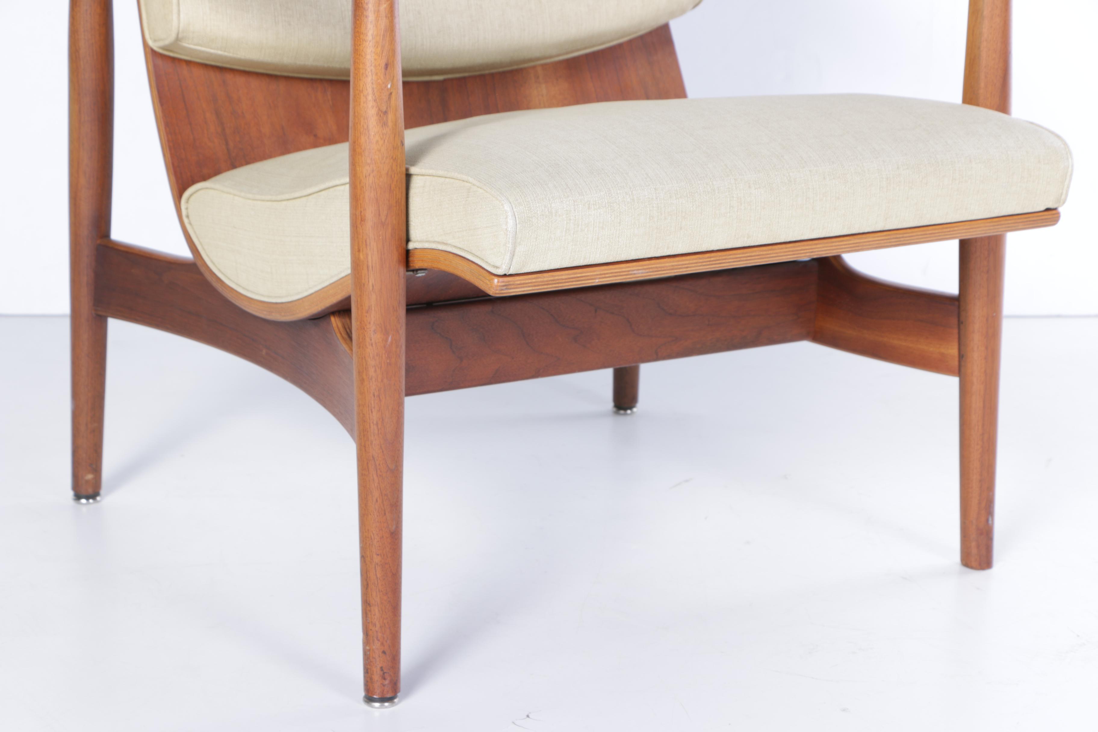 Vintage 1960s Mid Century Modern Thonet Walnut and Bentwood Lounge Chair