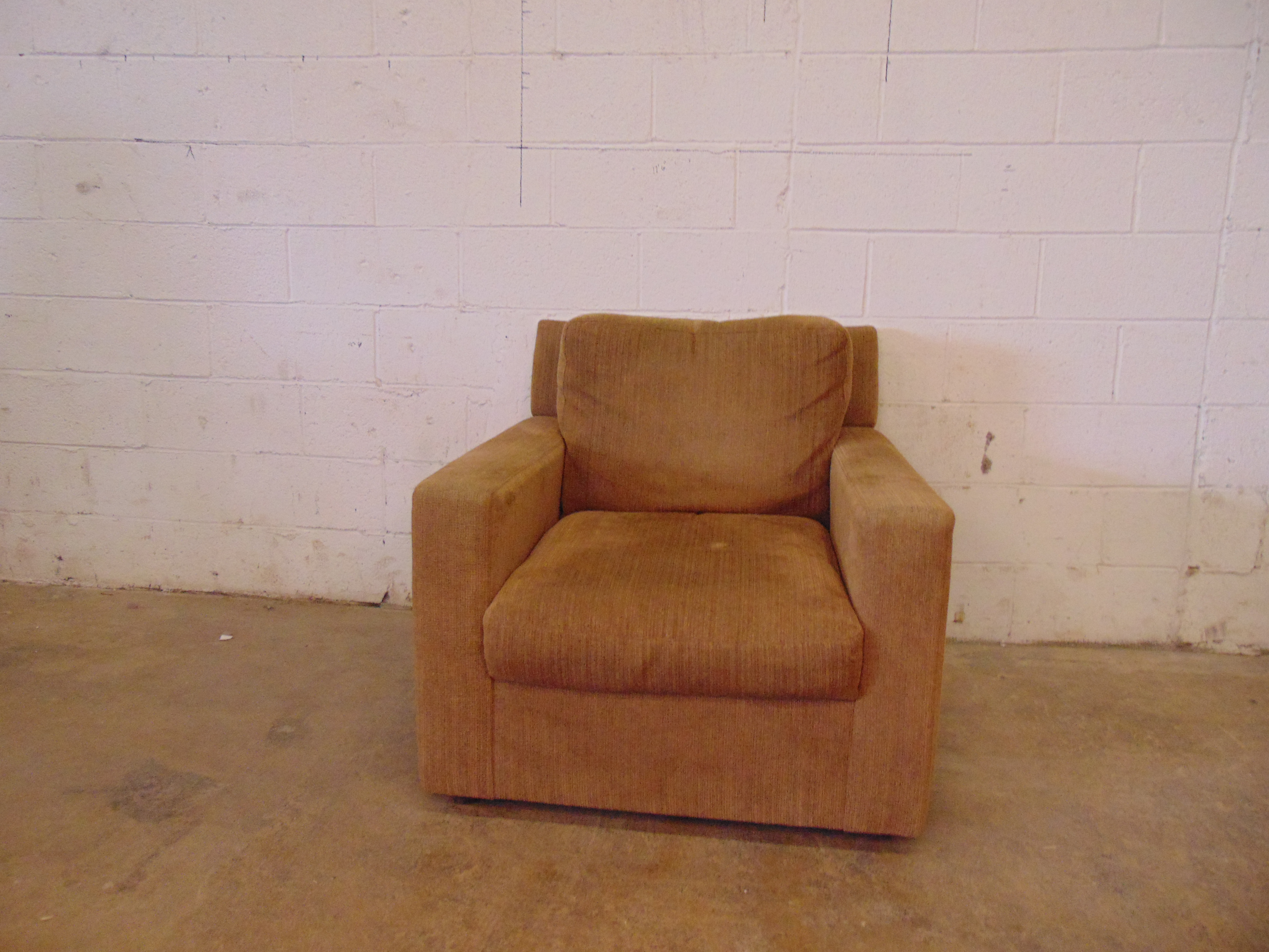 Elite Furniture Vintage Upholstered Club Chair