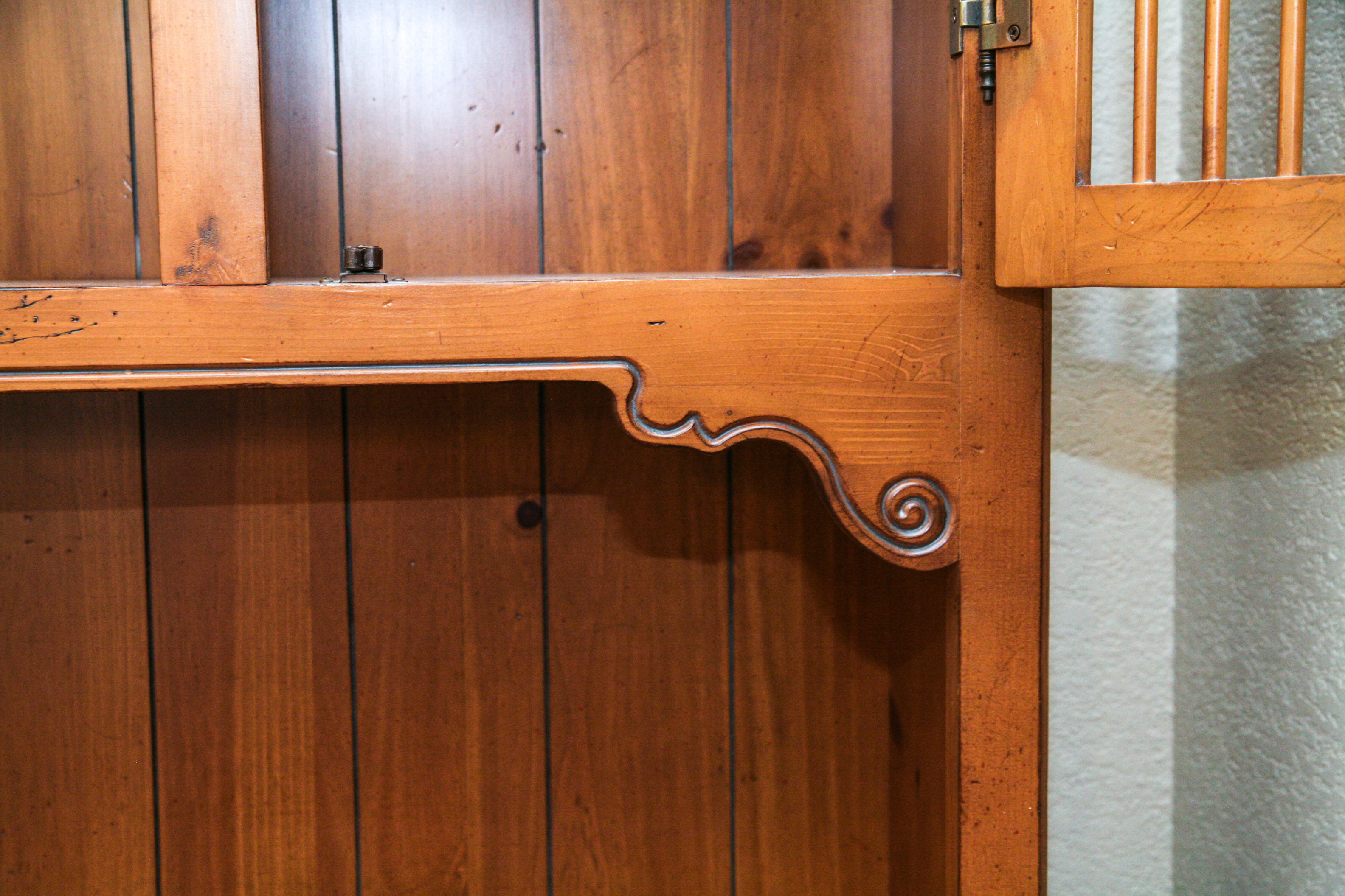 Hooker English Style Hutch-on-Table