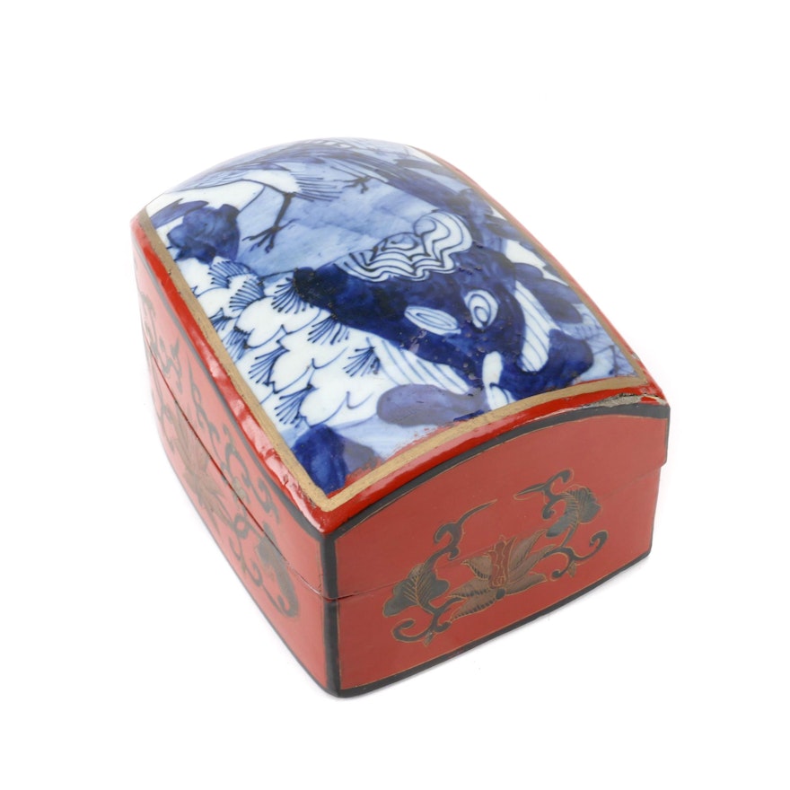 Chinese Hand Painted Blue and White Porcelain Lid Box