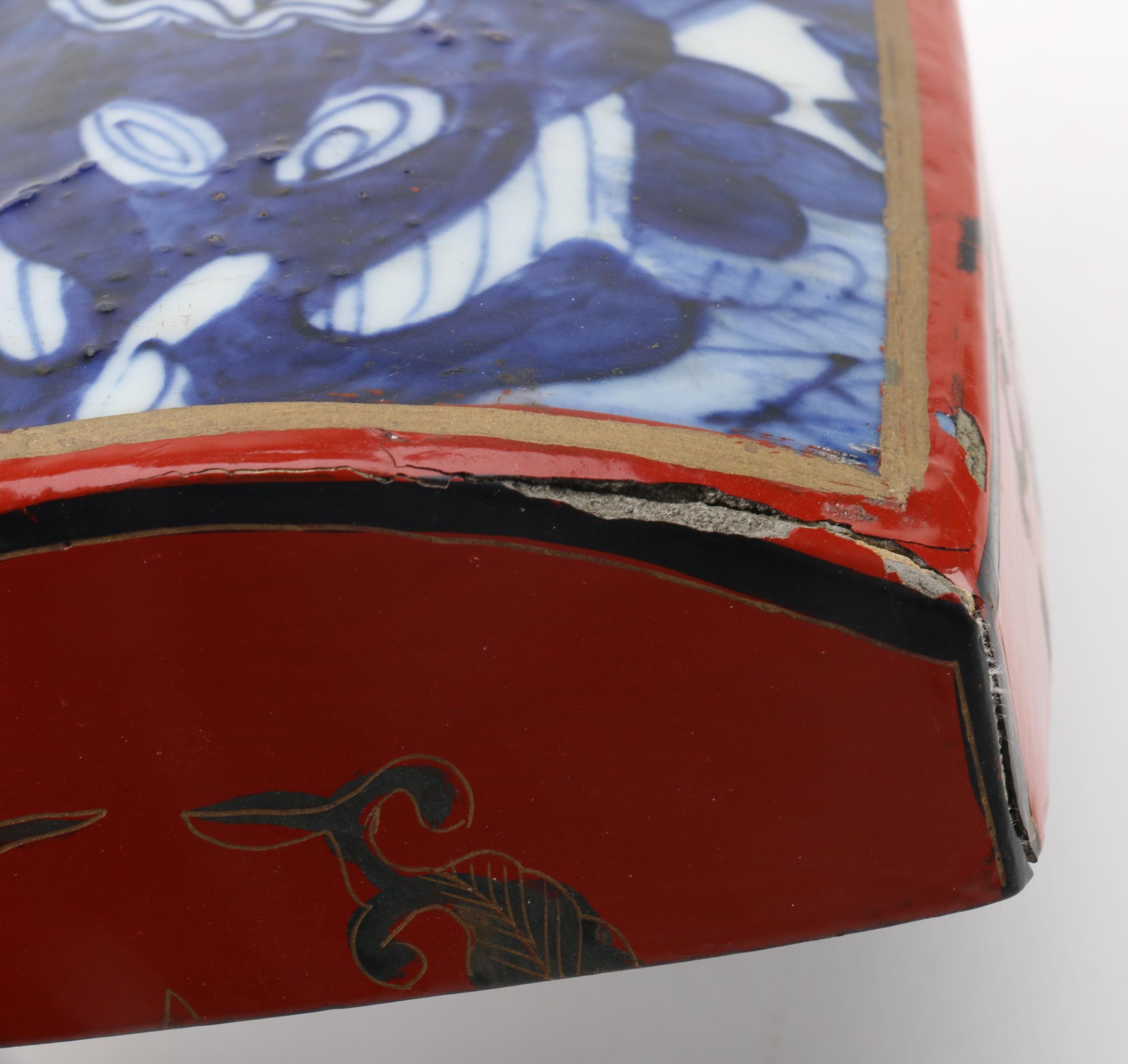 Chinese Hand Painted Blue and White Porcelain Lid Box