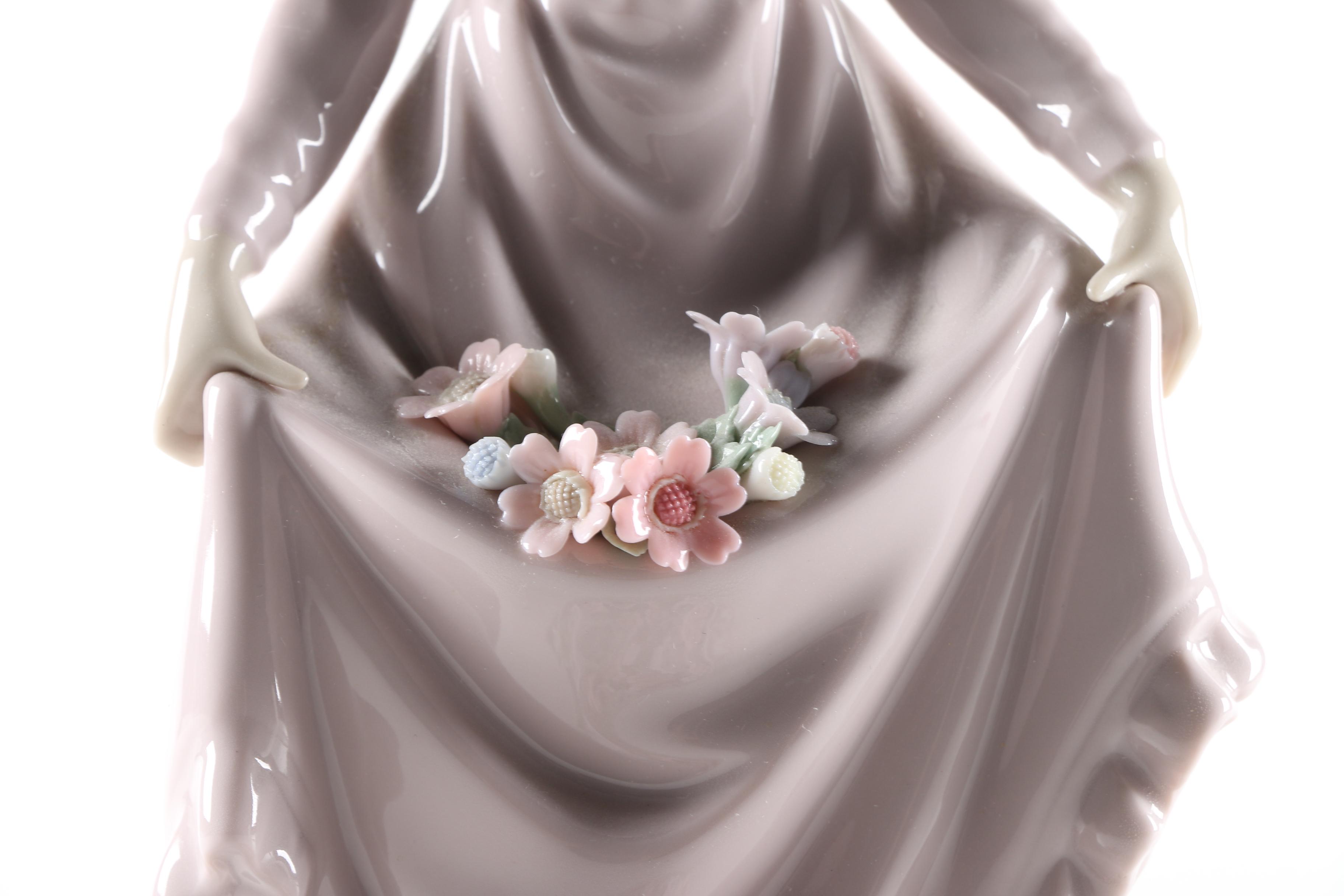 Lladró "Flowers in the Basket" #5027 Figurine