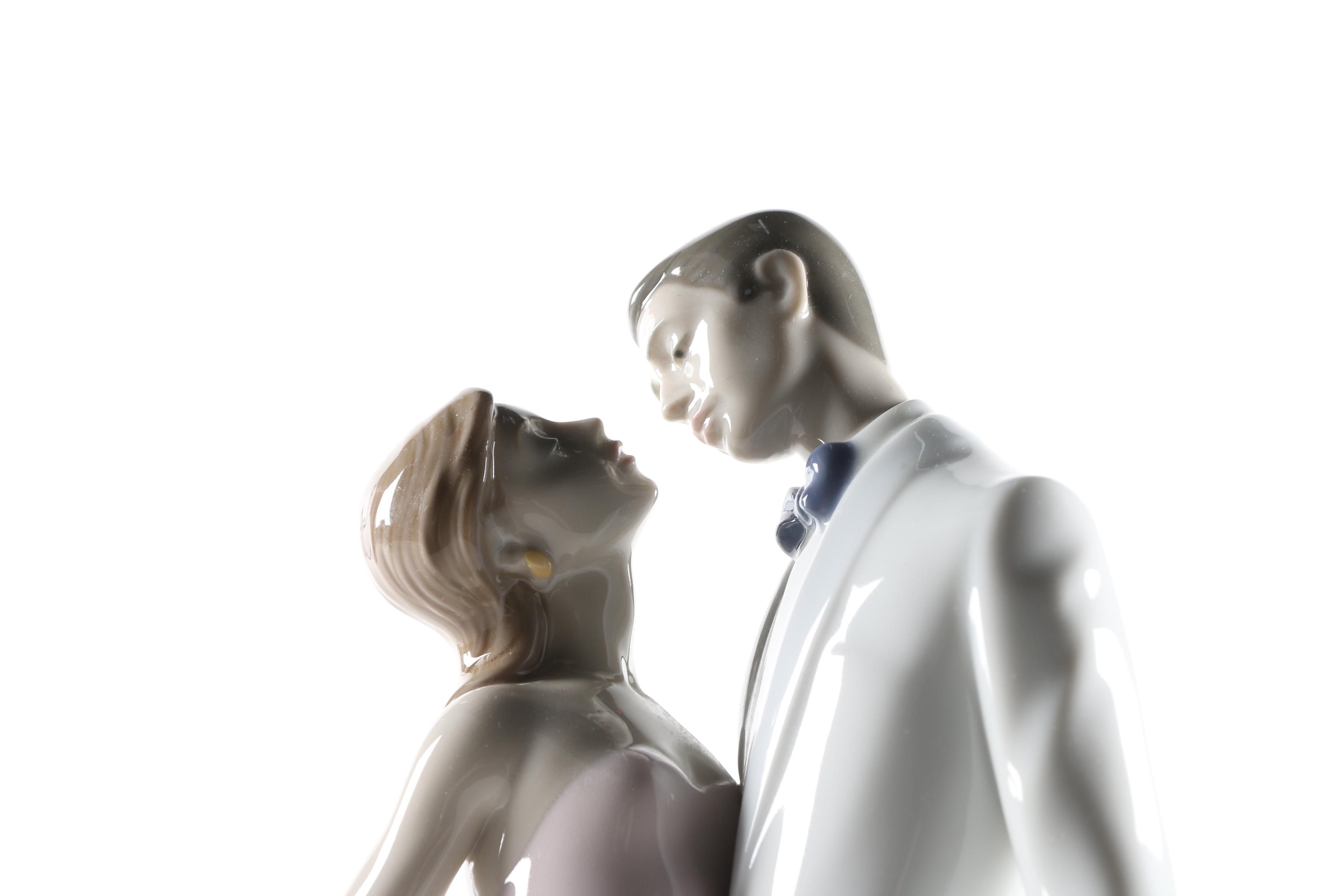 Lladró "Happy Anniversary" #6475 Porcelain Figurine