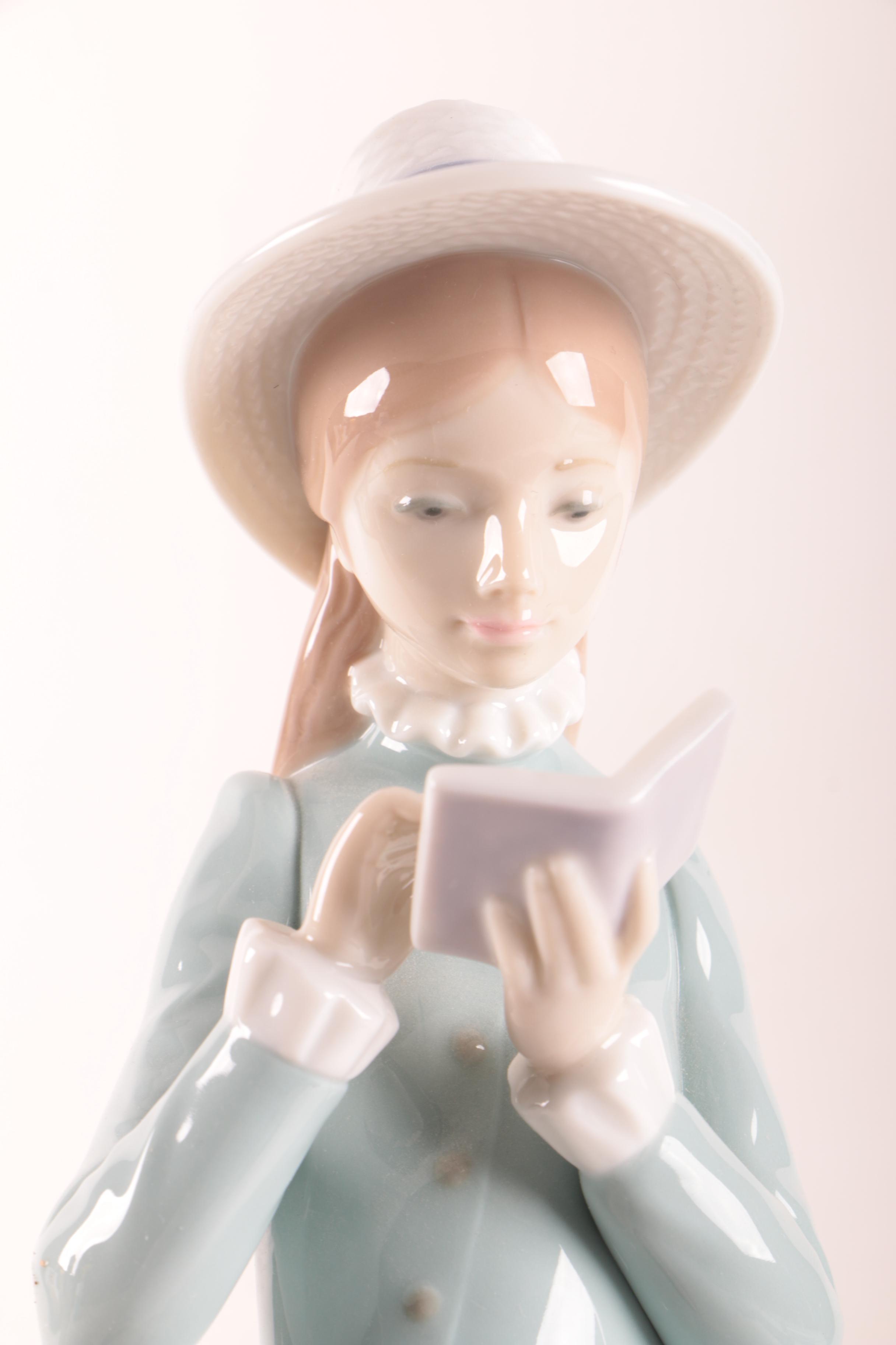 Lladró " Reading" #5000 Porcelain Figurine