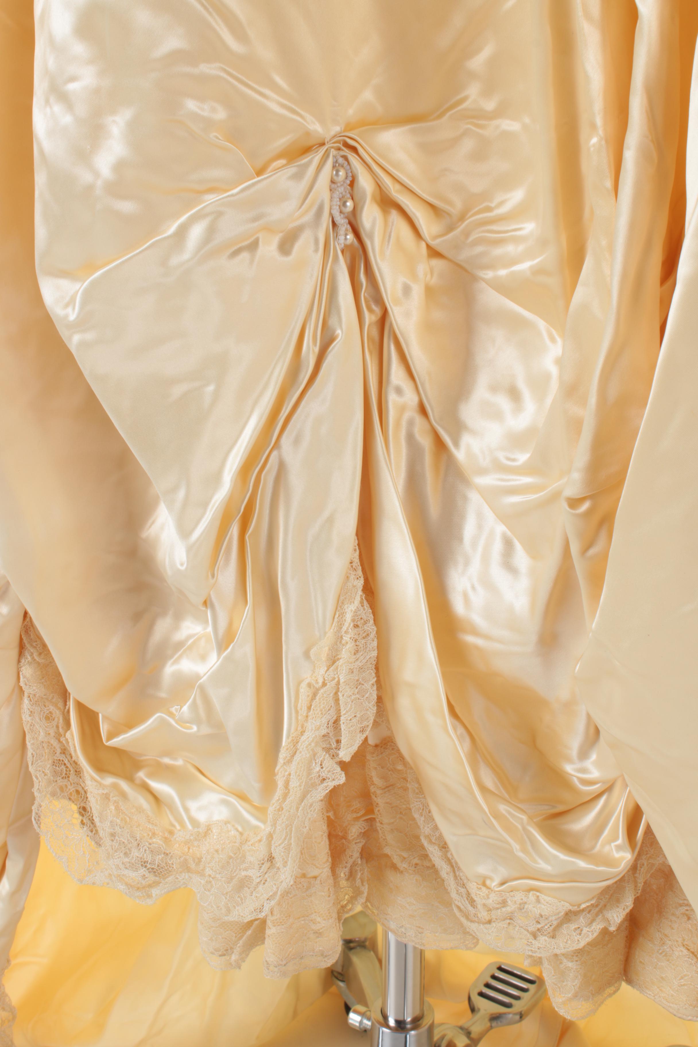 Women's Vintage Cream Satin and Lace Bridal Gown