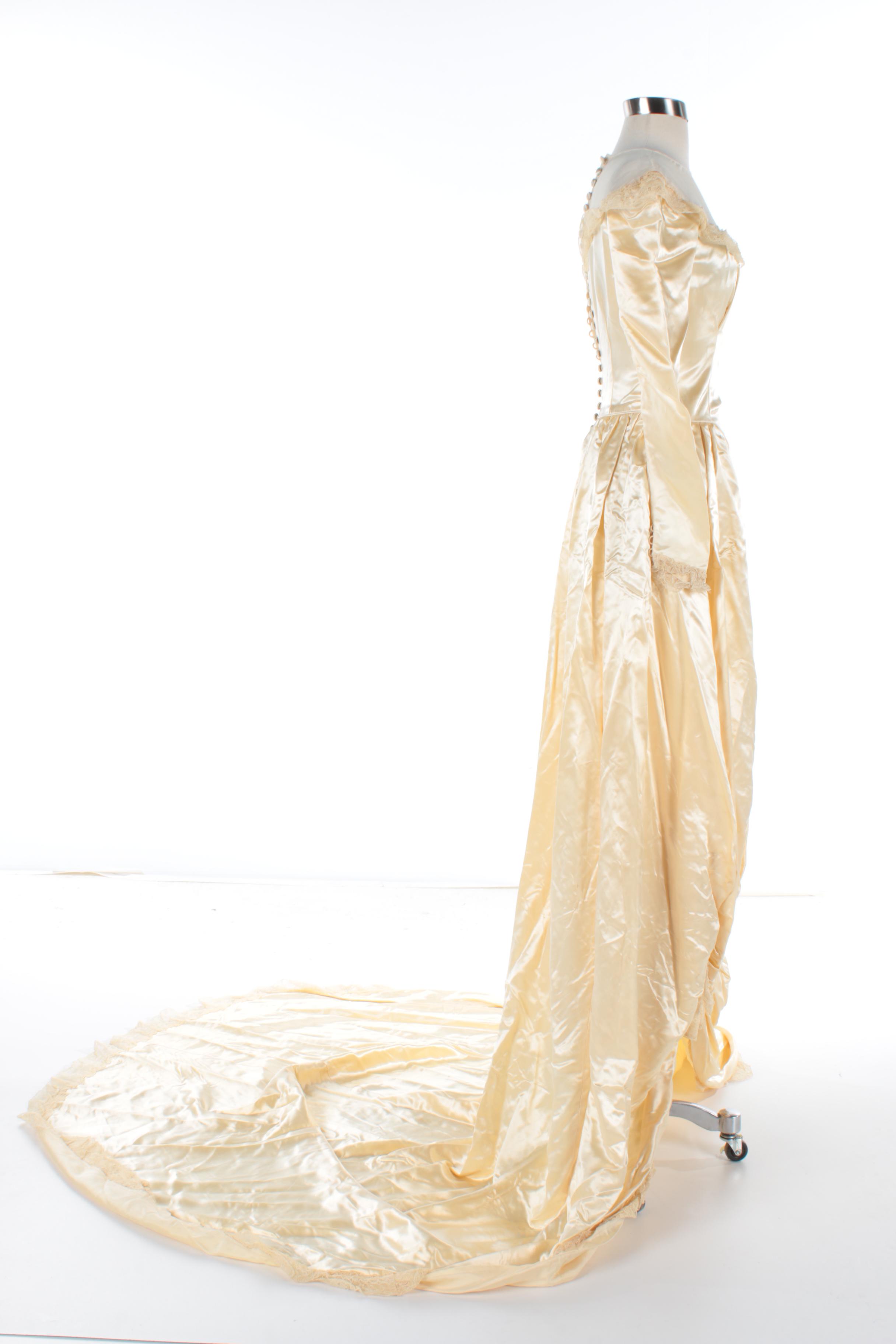 Women's Vintage Cream Satin and Lace Bridal Gown