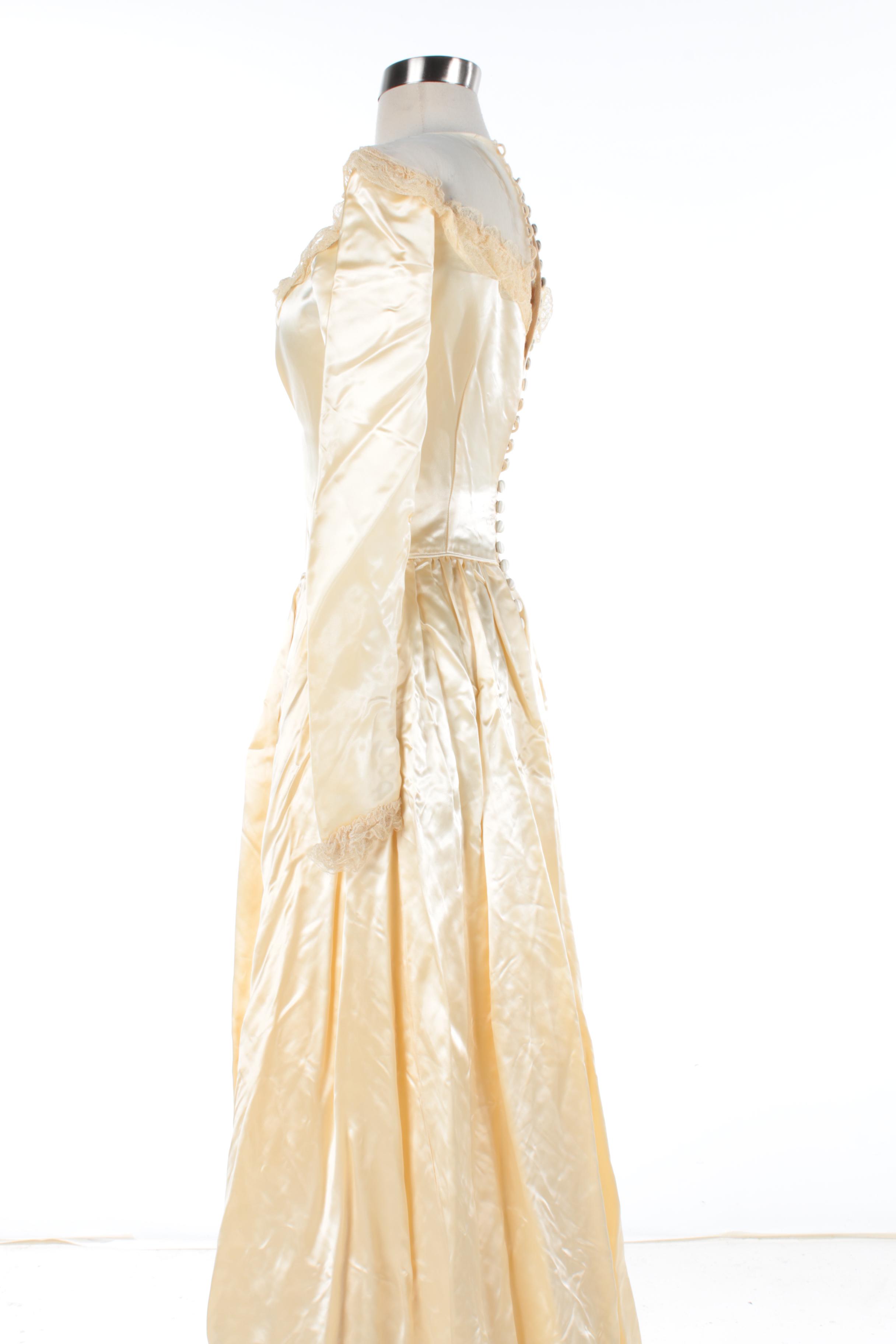 Women's Vintage Cream Satin and Lace Bridal Gown