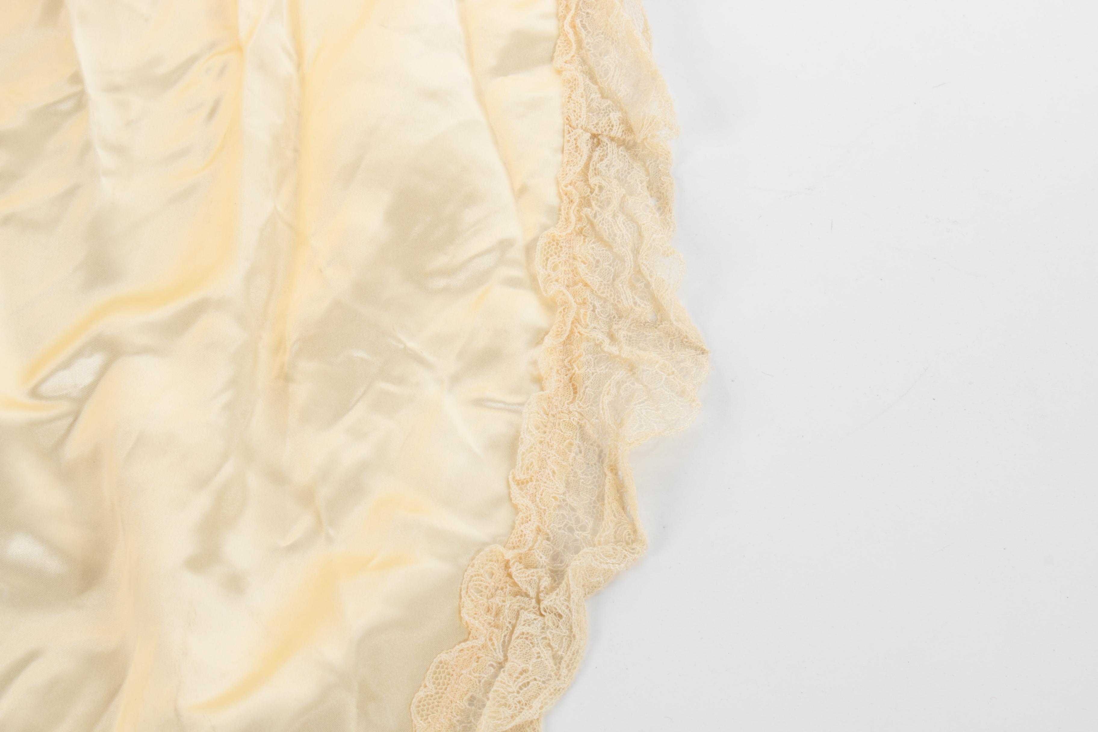 Women's Vintage Cream Satin and Lace Bridal Gown