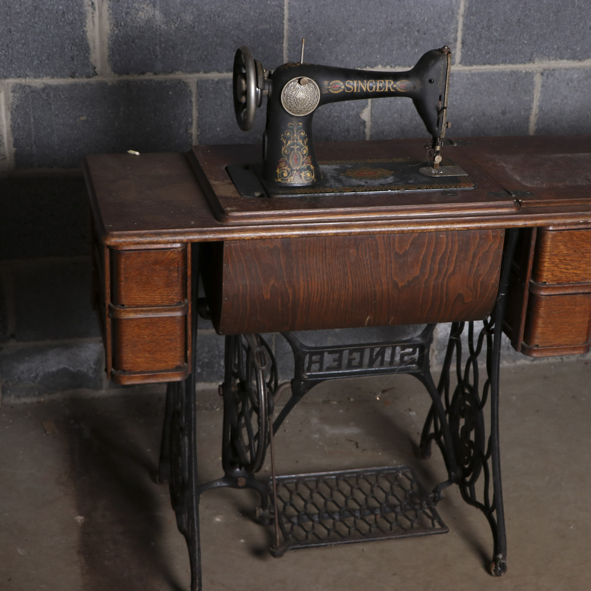 Vintage Singer Treadle Table Sewing Machine