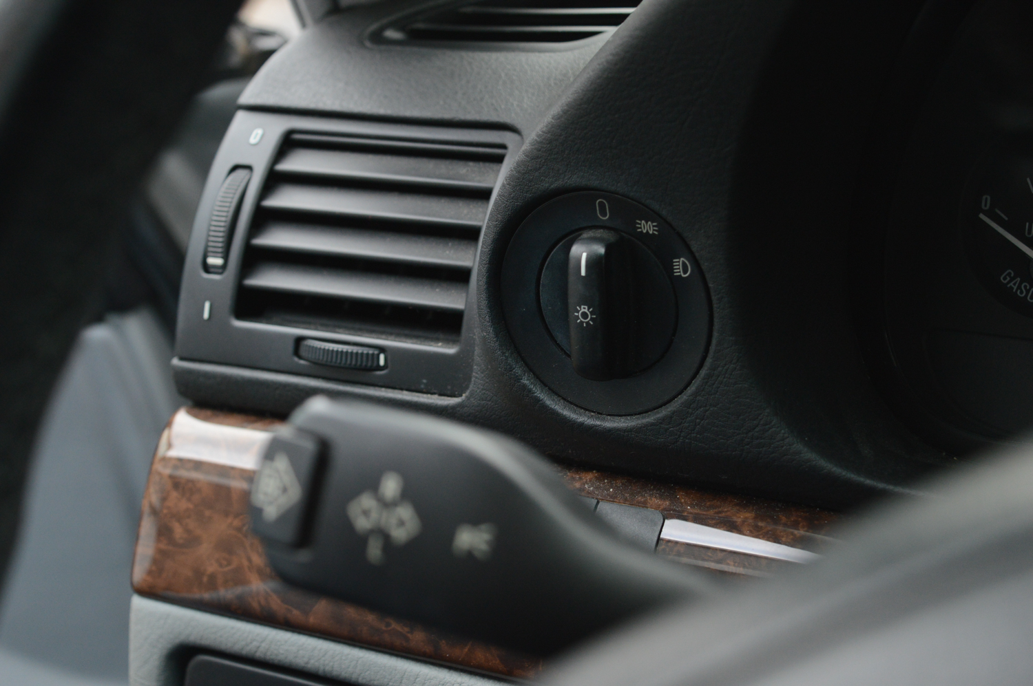 2000 BMW 740iL Luxury Sedan