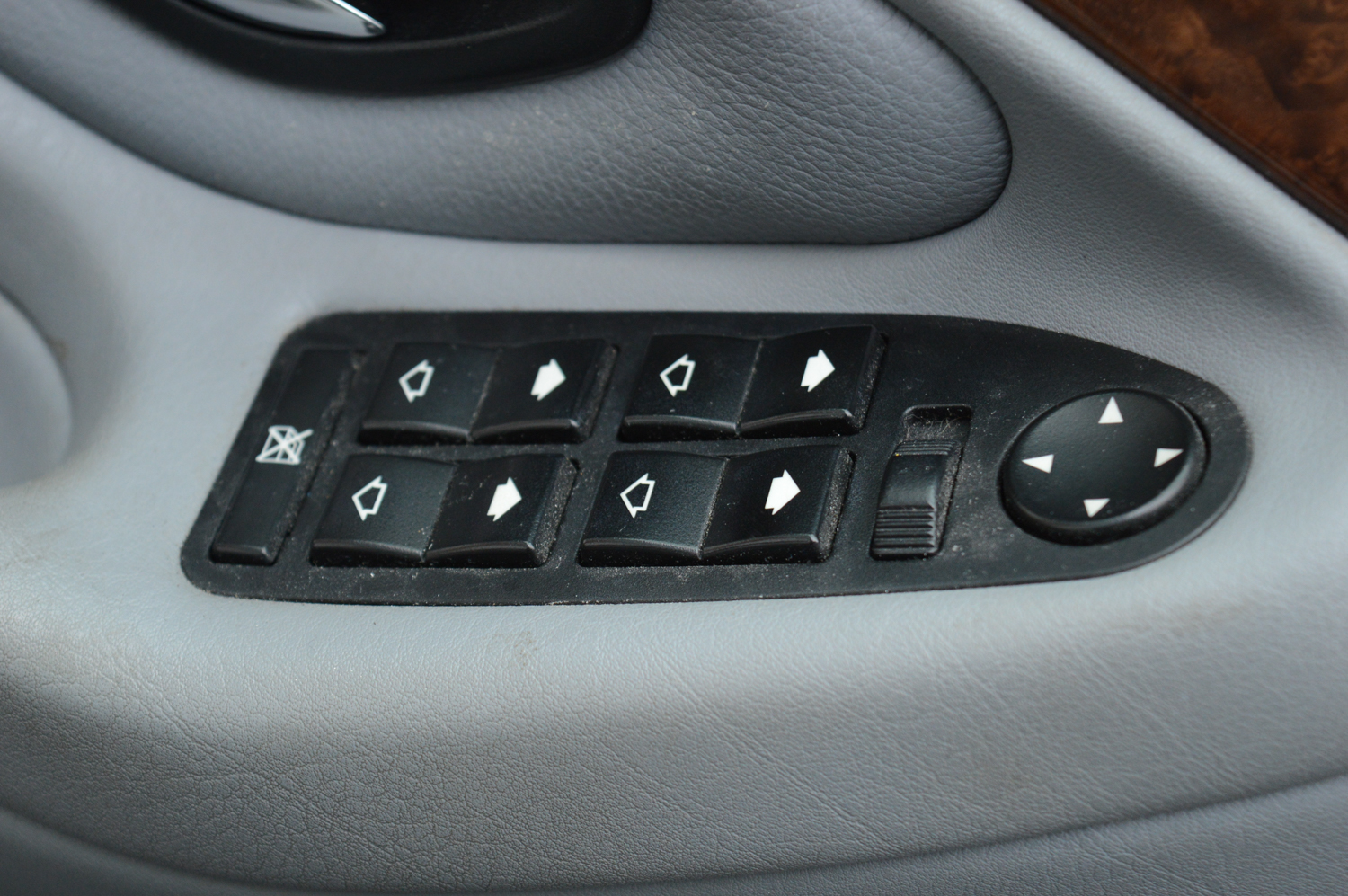 2000 BMW 740iL Luxury Sedan