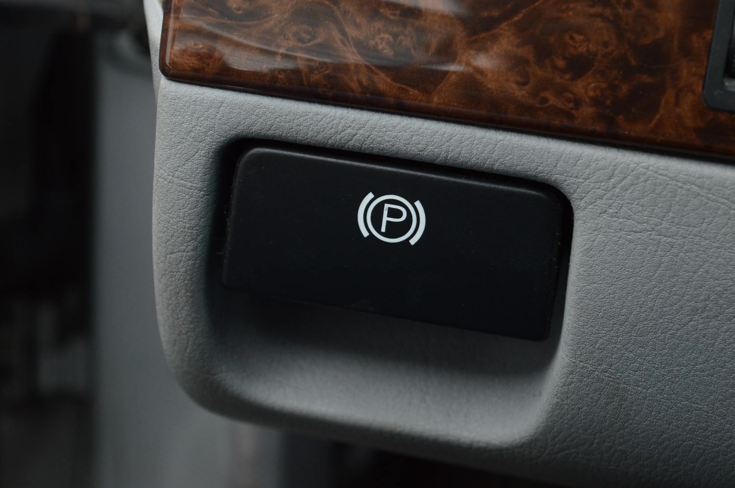 2000 BMW 740iL Luxury Sedan