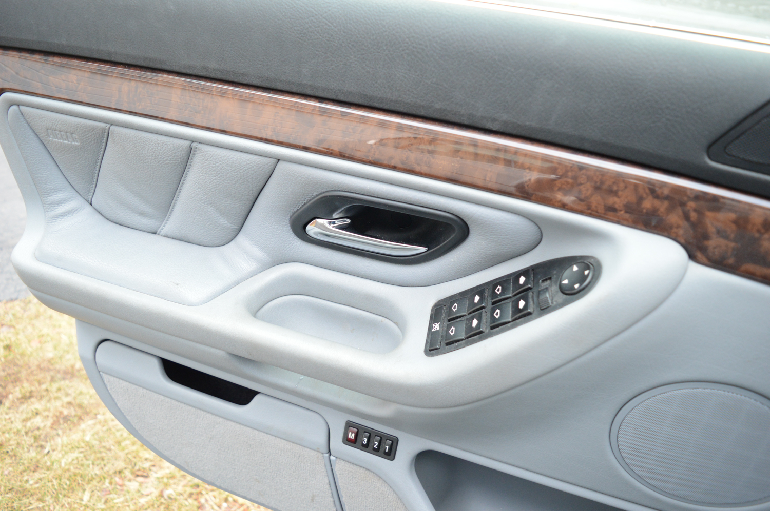 2000 BMW 740iL Luxury Sedan