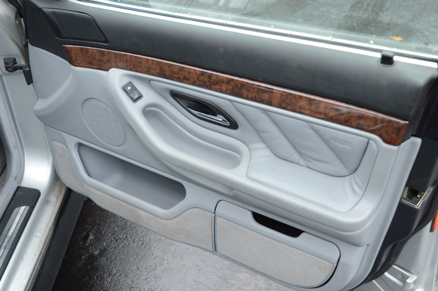 2000 BMW 740iL Luxury Sedan