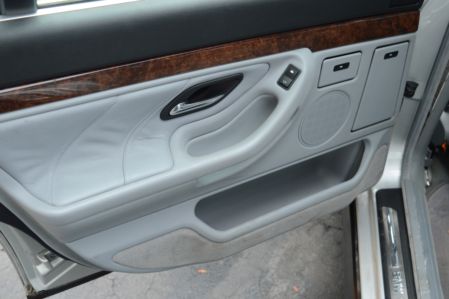 2000 BMW 740iL Luxury Sedan