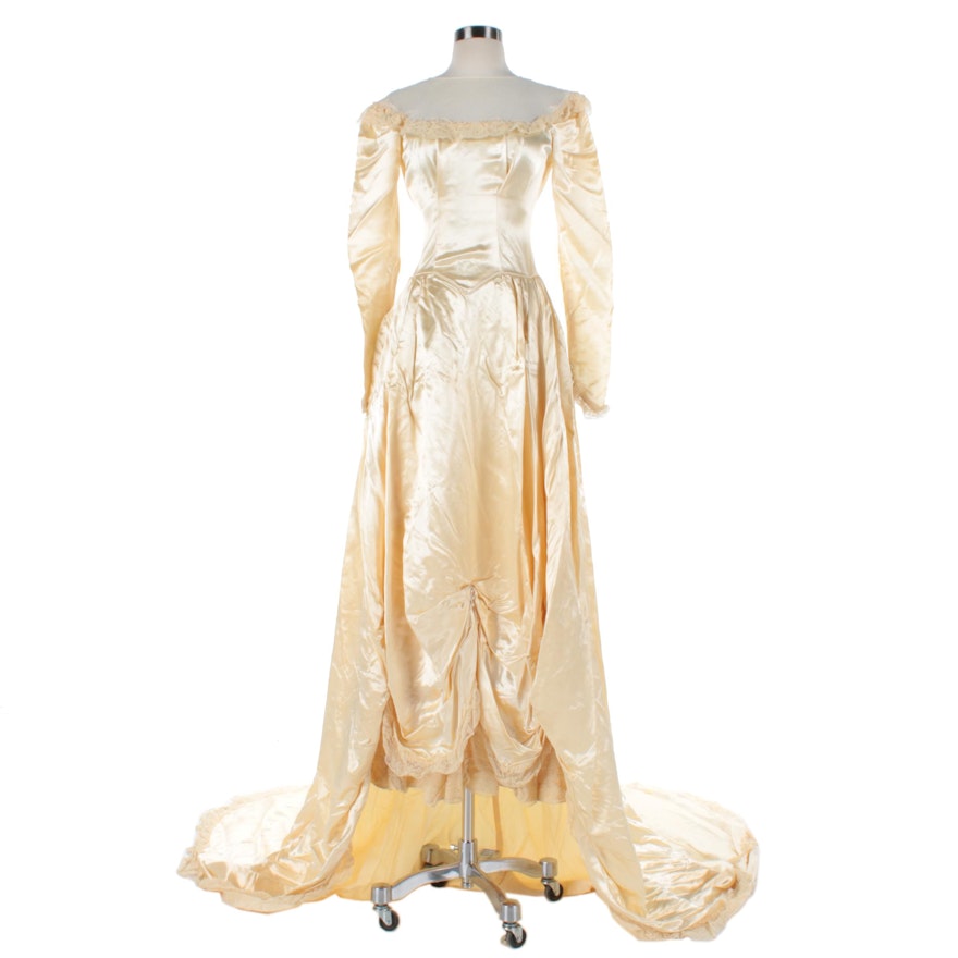 Women's Vintage Cream Satin and Lace Bridal Gown