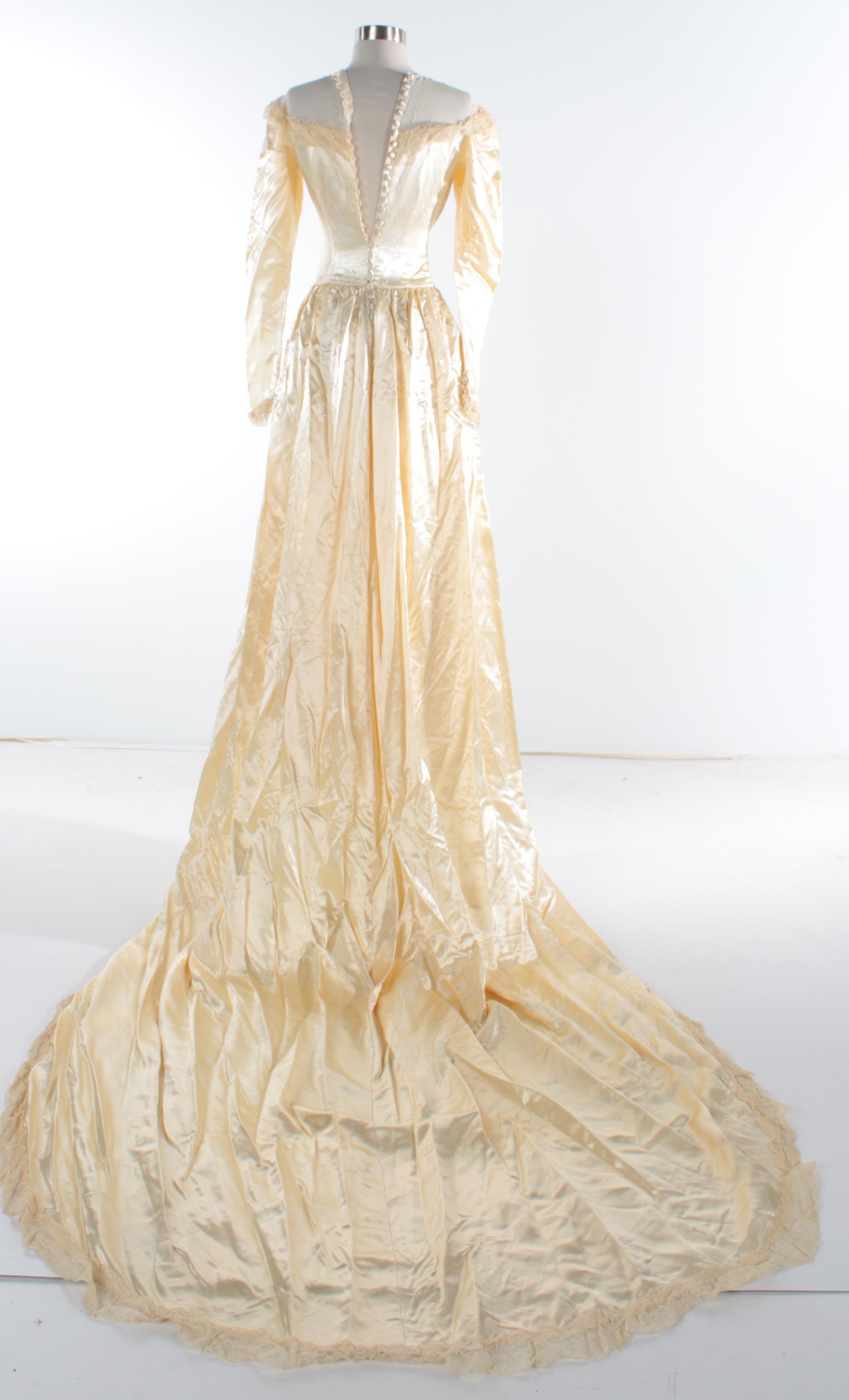 Women's Vintage Cream Satin and Lace Bridal Gown