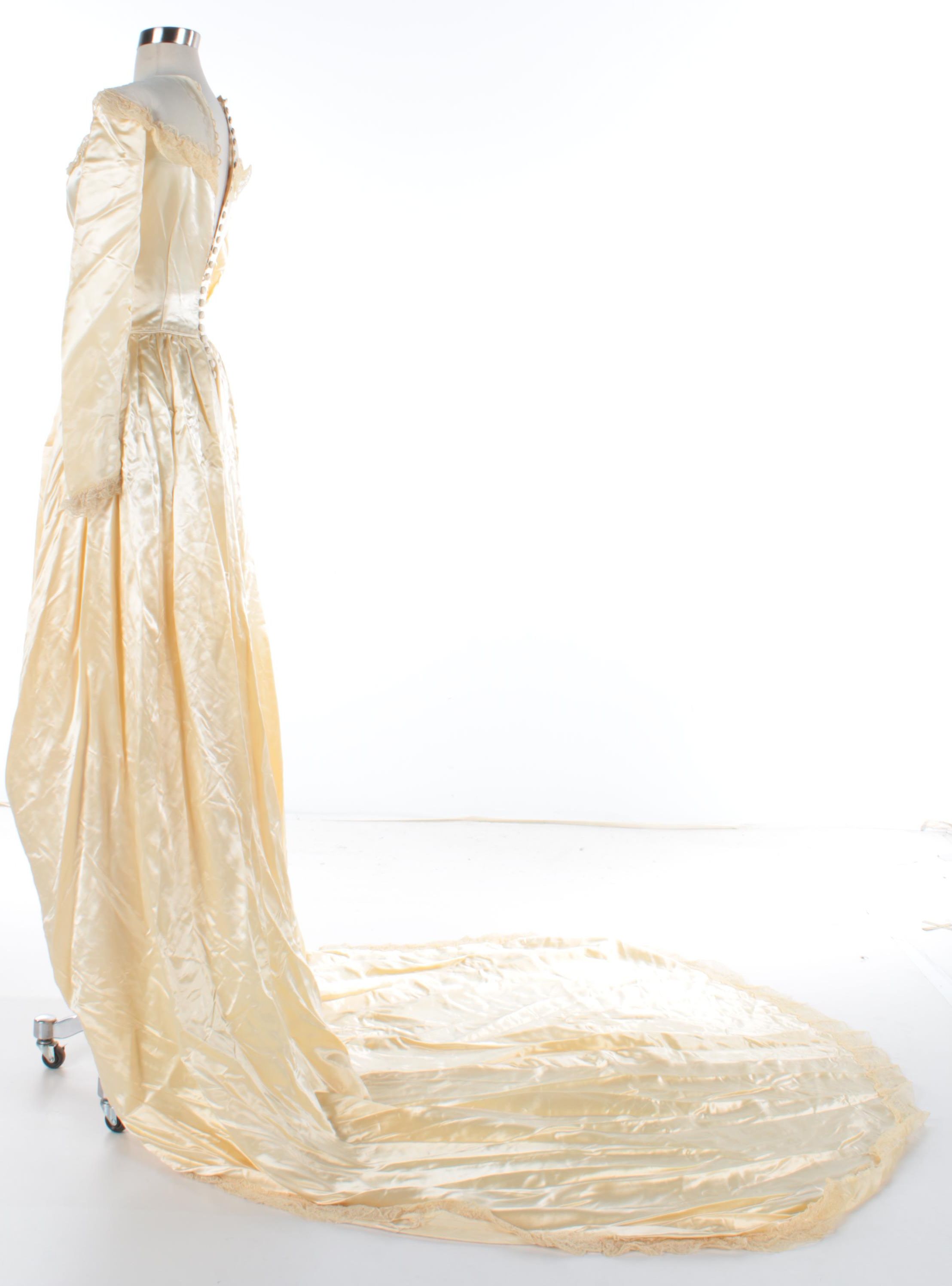 Women's Vintage Cream Satin and Lace Bridal Gown