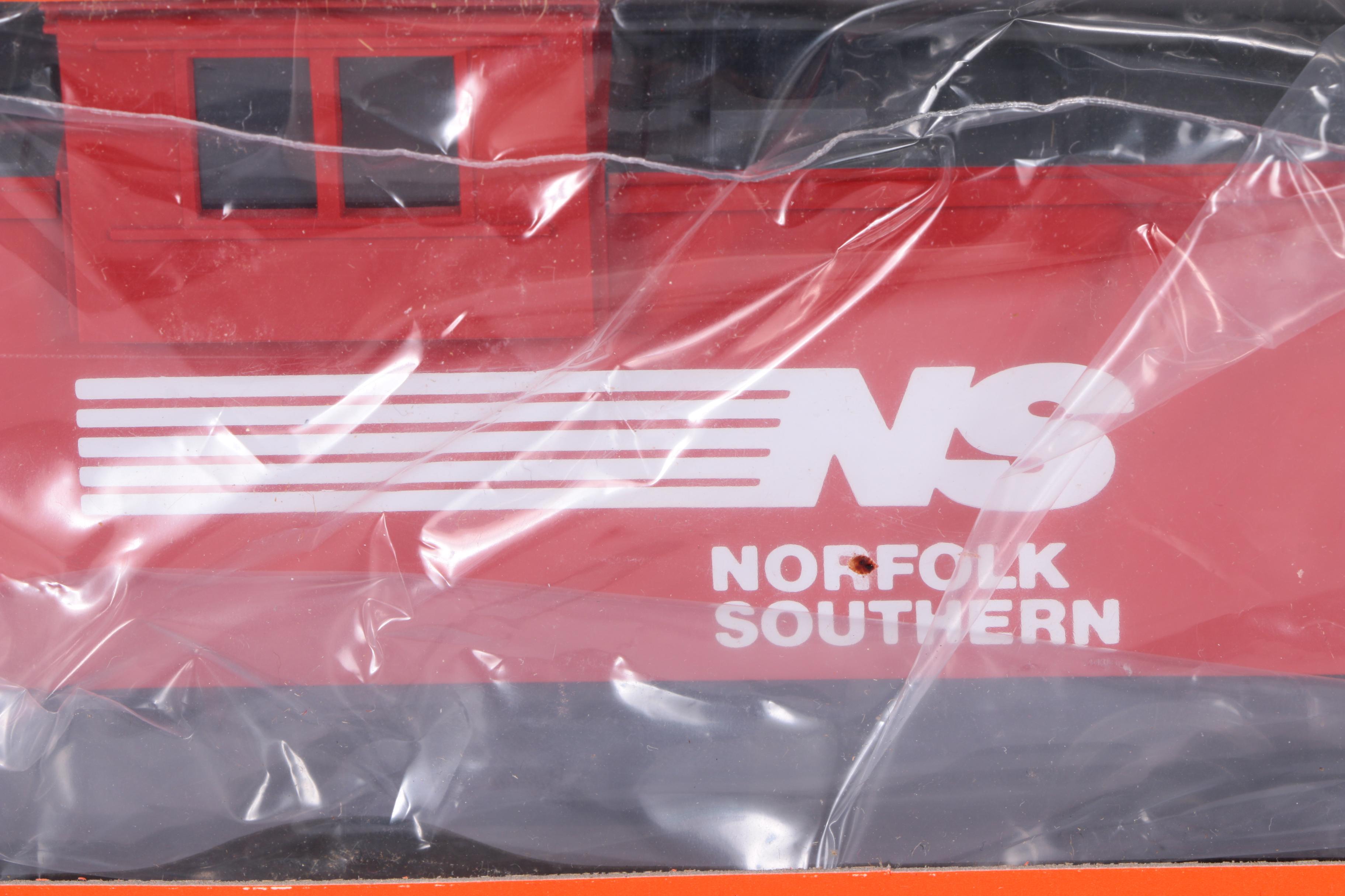 Lionel Norfolk Southern Dash-8 Diesel Intermodal Train Set