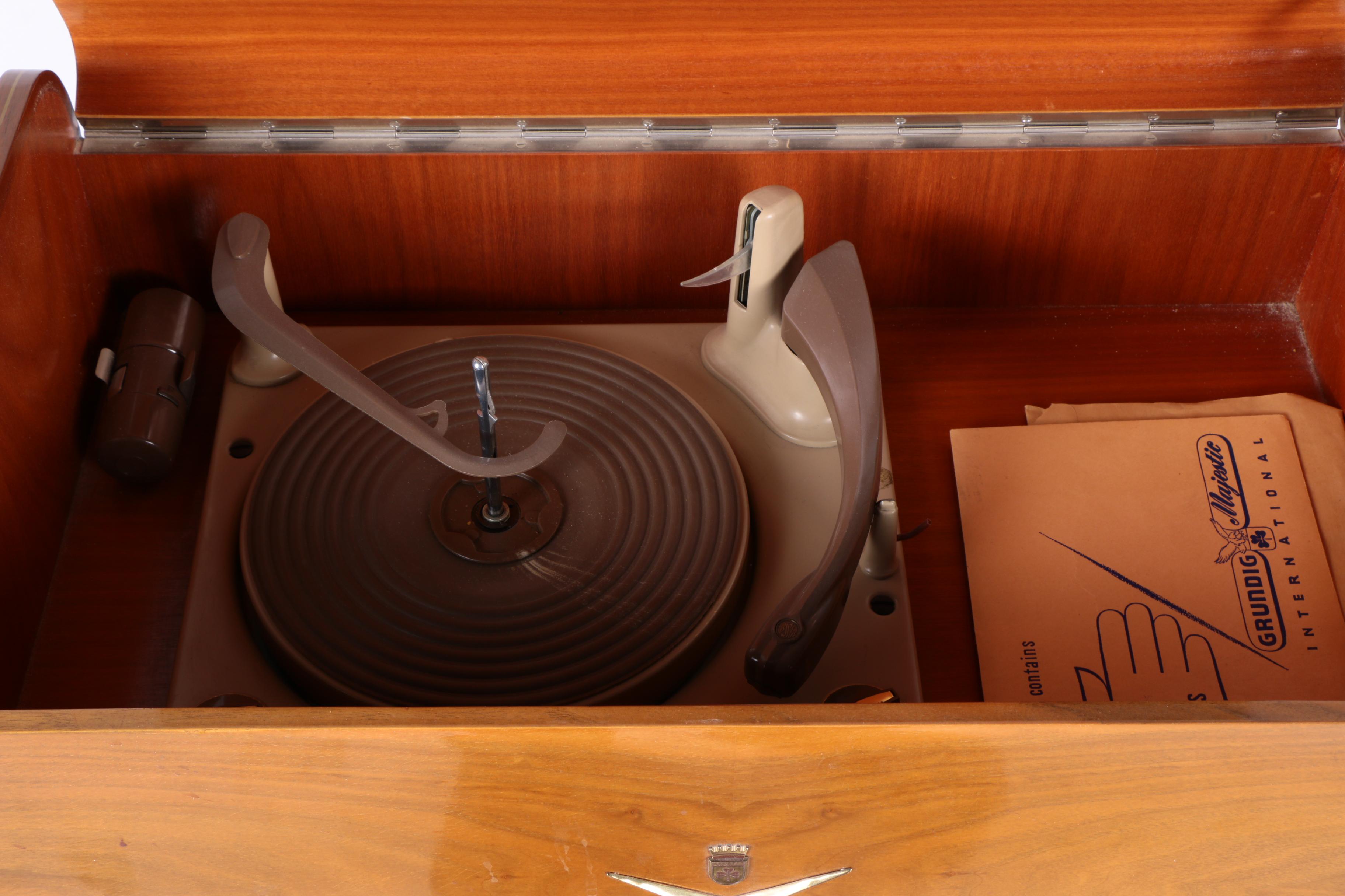 Vintage Grundig-Majestic Musical Instrument 7000 Radio/Phonograph Receiver