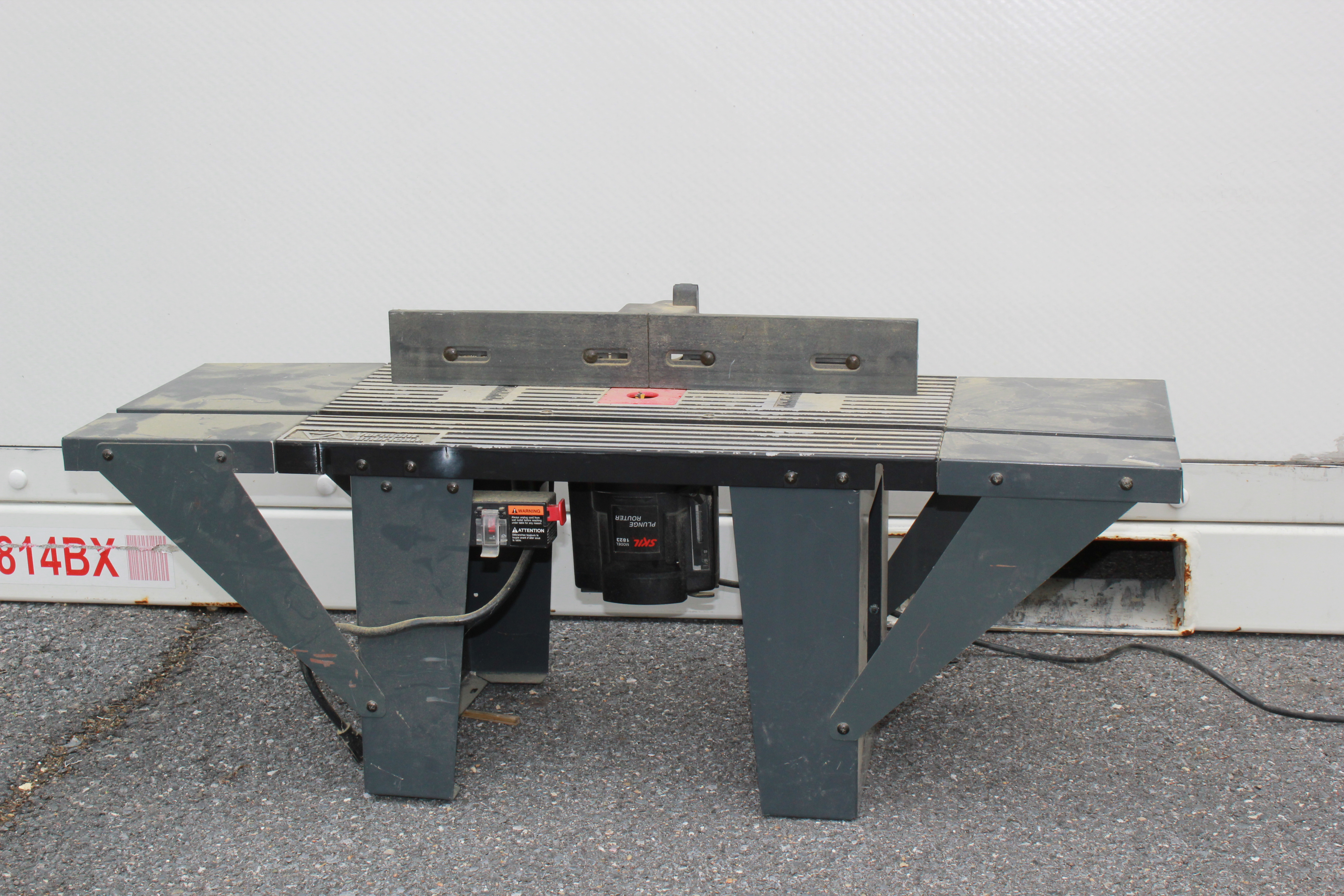 Vermont American Router Table with Skil 1823 Plunge Router