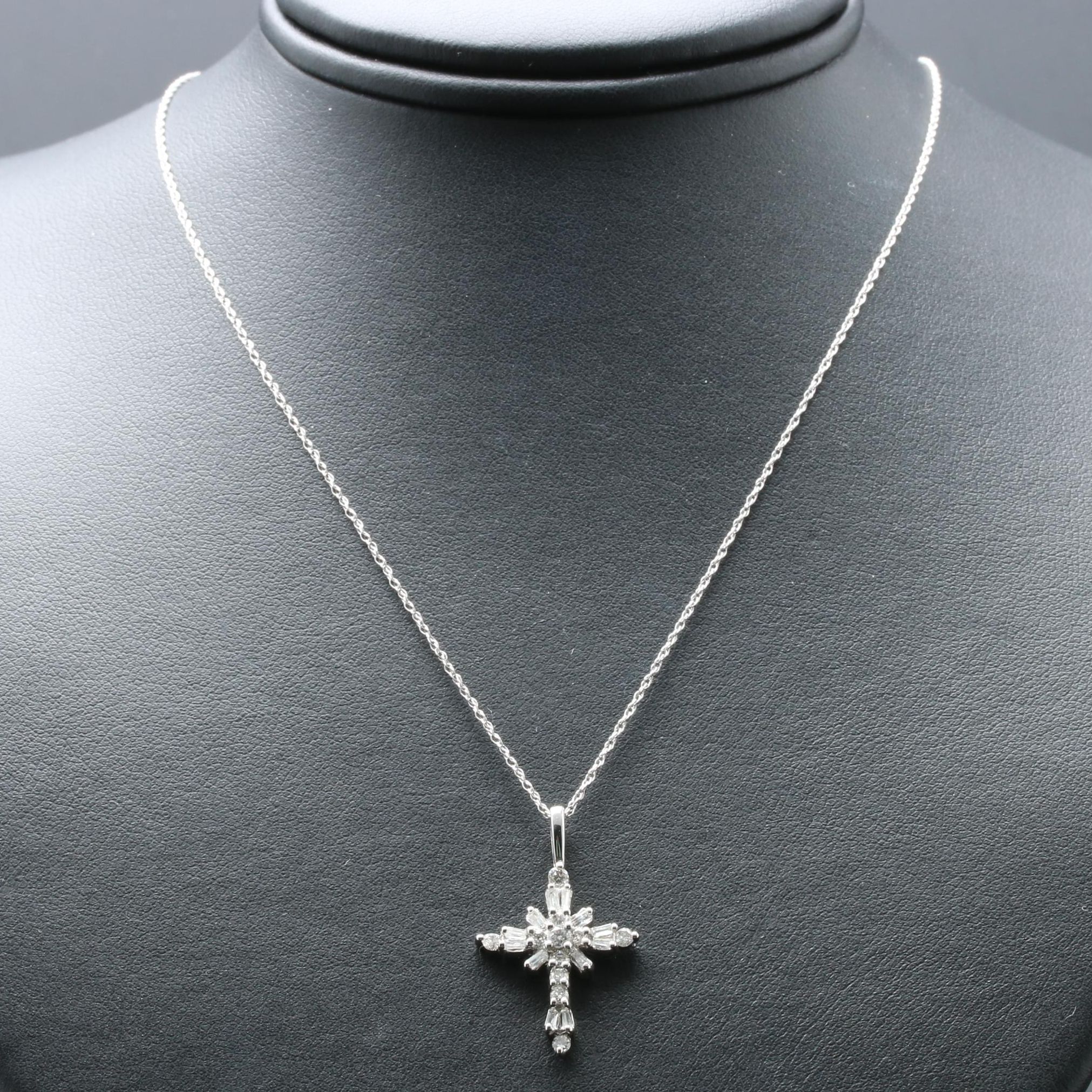 14K White Gold Diamond Pendant Necklace
