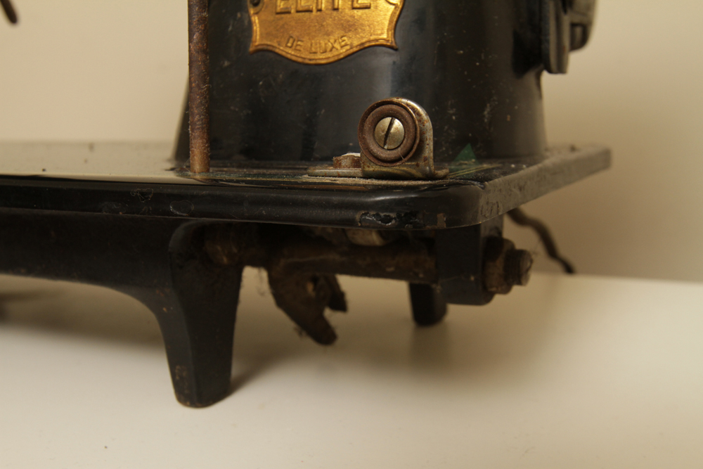 Vintage Elite De Luxe Sewing Machine and Cabinet