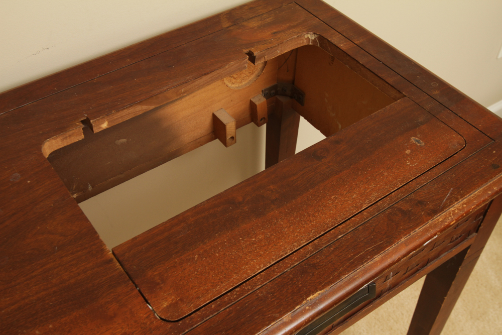 Vintage Elite De Luxe Sewing Machine and Cabinet