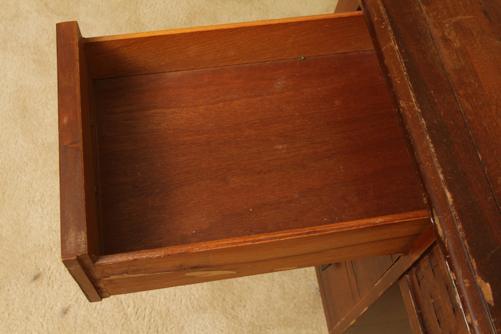 Vintage Elite De Luxe Sewing Machine and Cabinet